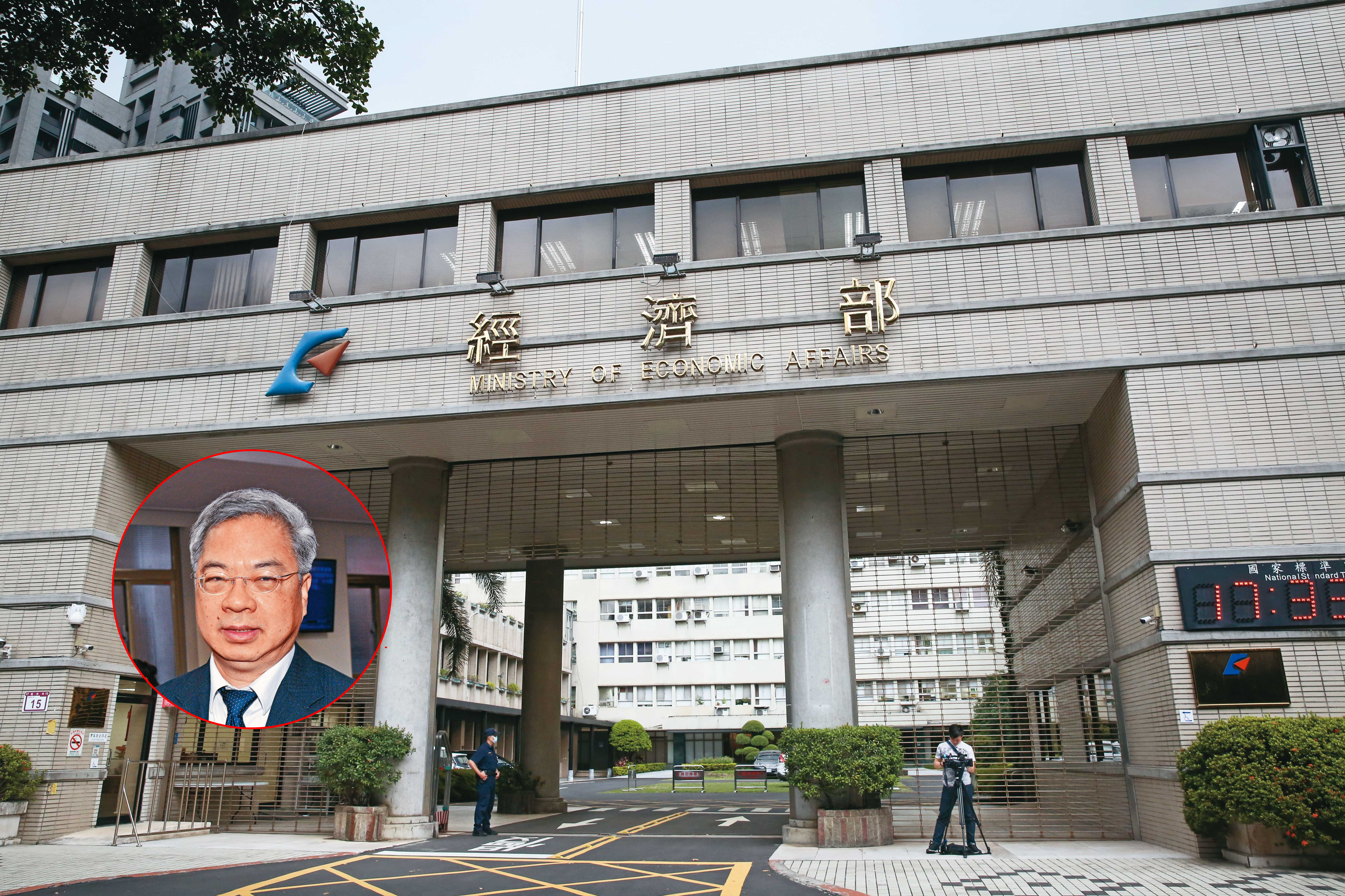 若使用中的打卡系統因中國製零組件造成個資外洩，包括經濟部長龔明鑫（左圖）在內的財經官員恐都已遭對岸鎖定。