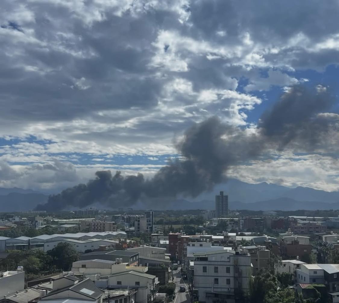 桃園市八德區一處掩埋場今日11時41分許傳出火警。（翻攝自臉書@內壢大小事）