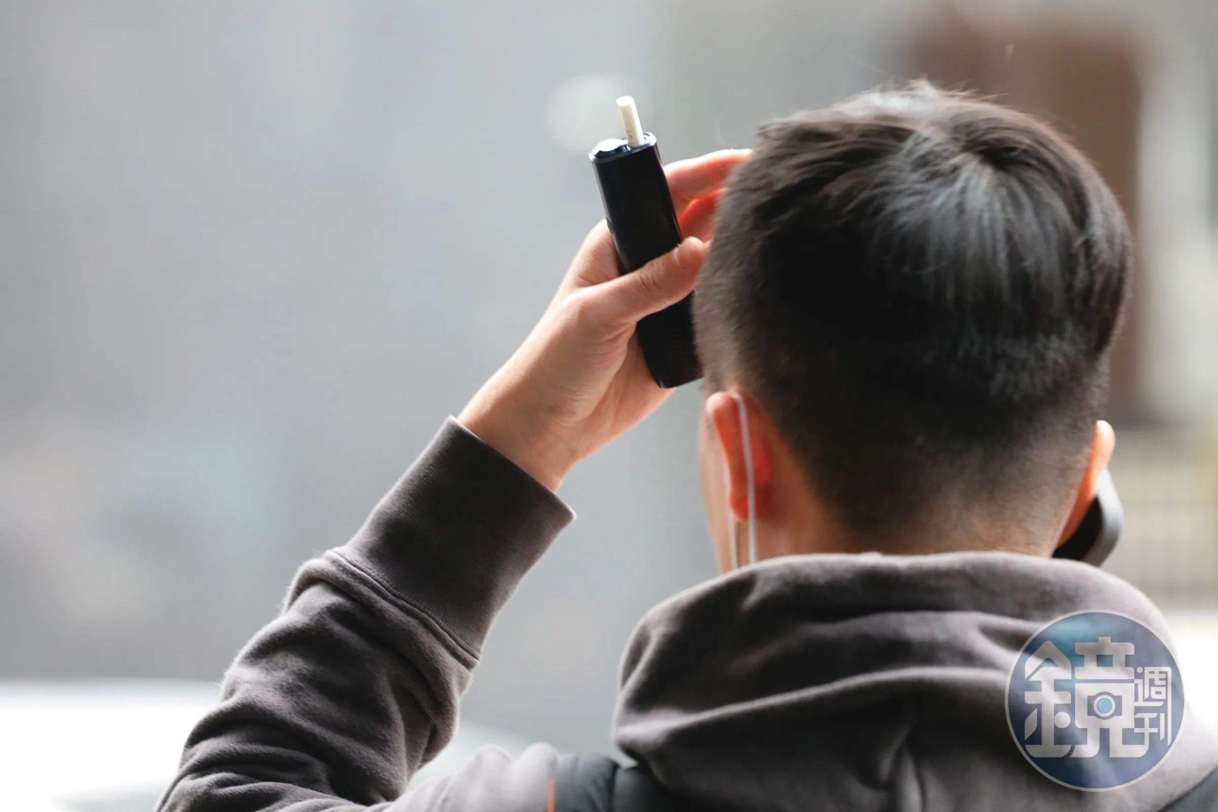 青少年受社群平台影響,認為電子菸外型酷炫是流行風潮,開始嘗試吸食。示意畫面非當事人