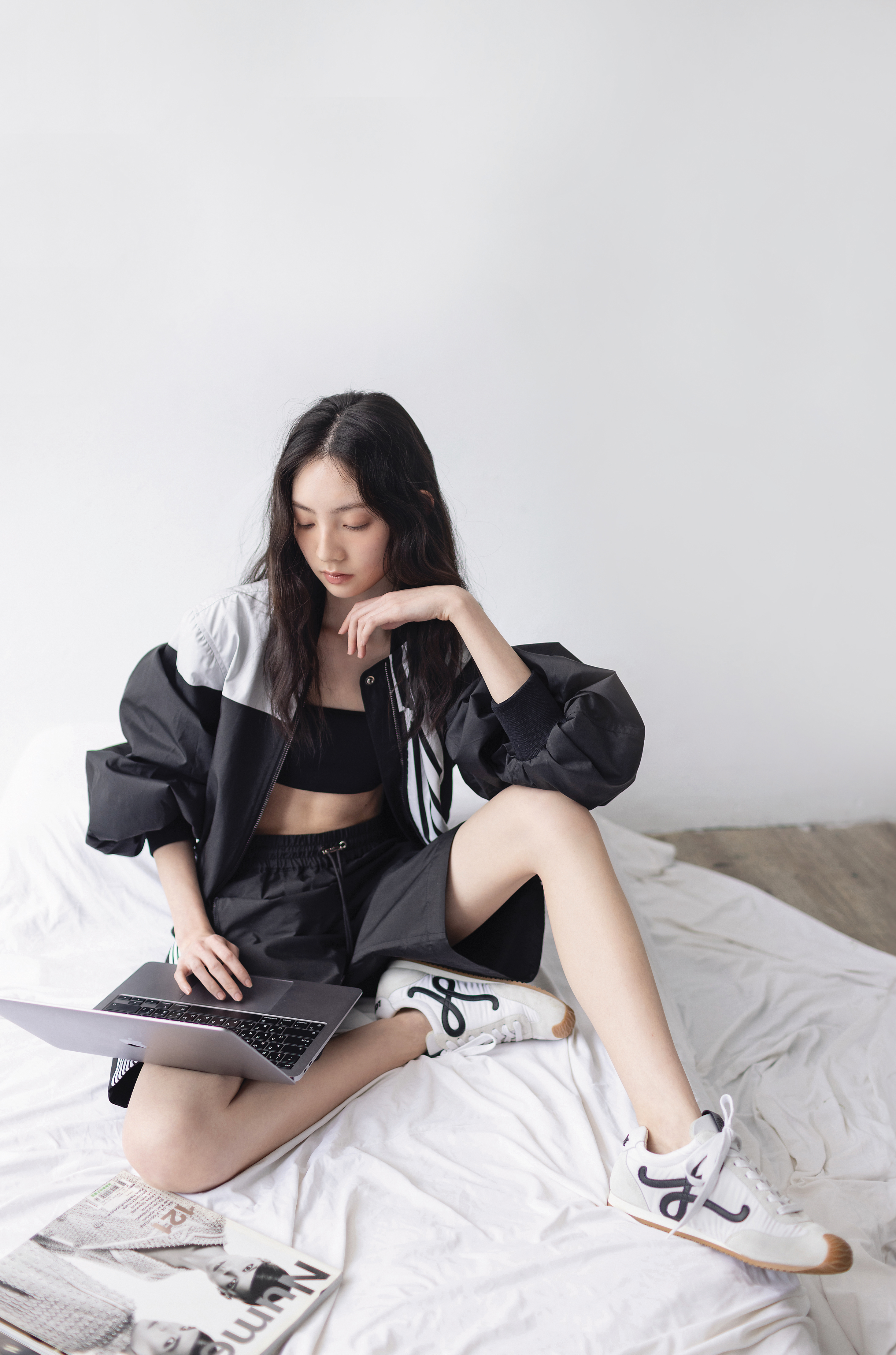Dior Graphique短版外套 NT$180,000 by DIOR、運動內衣 NT$52,000 by DIOR、Dior Graphique短褲裙 NT$76,000 by DIOR、Ballet Runner 2.0白色尼龍拼小牛皮運動鞋 NT$26,000 by LOEWE