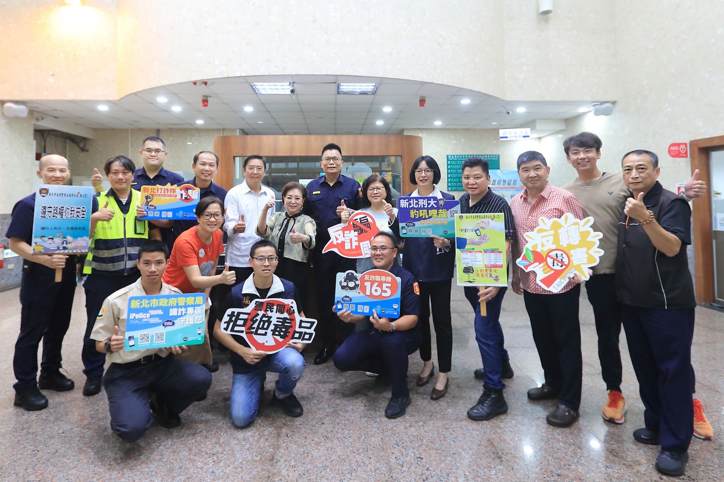 國民阿嬤、金馬影后陳淑芳日前回到故鄉瑞芳，受瑞芳分局之邀，擔任反詐騙大使。（瑞芳分局提供）