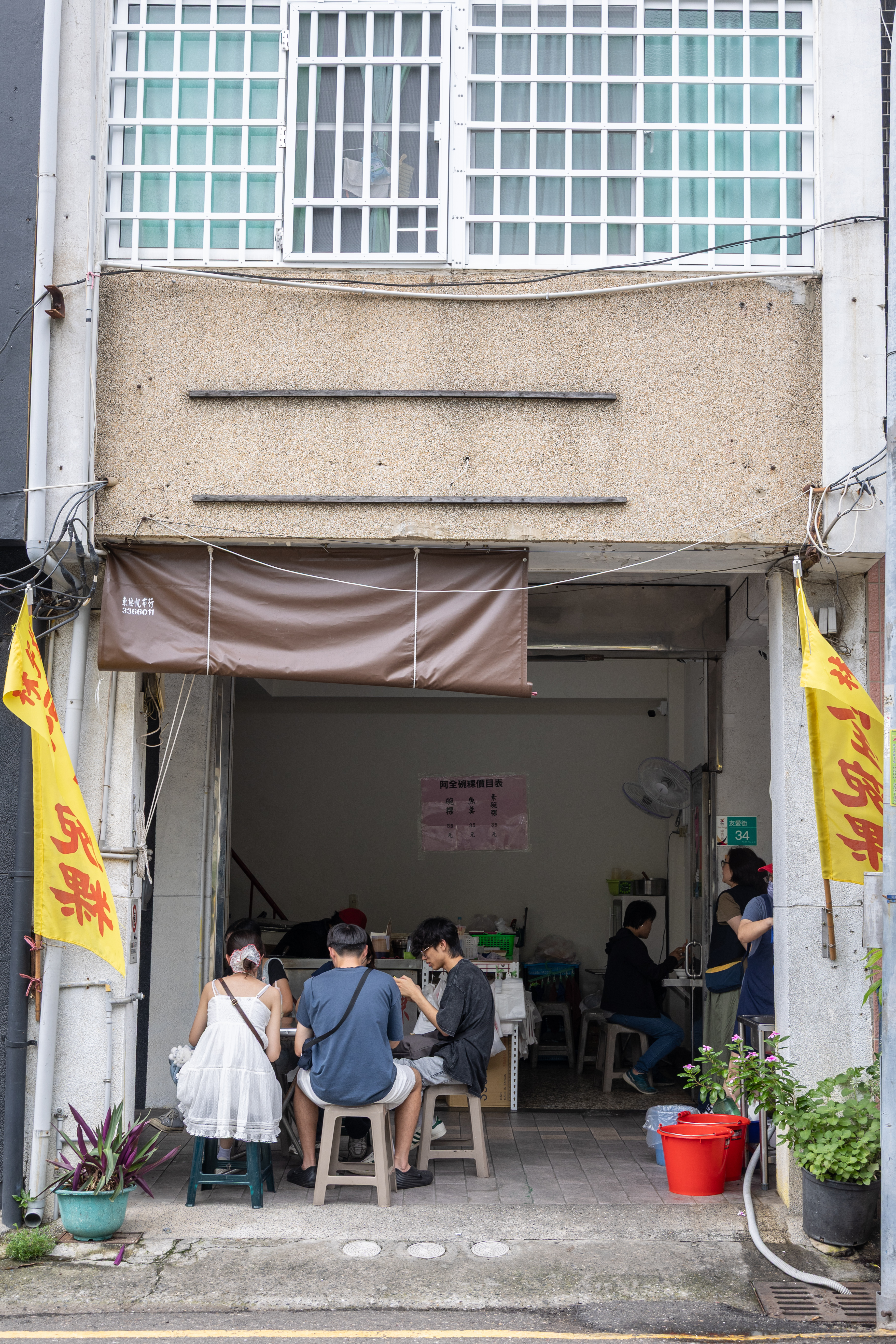 「檨仔林阿全碗粿」因為今年初遭遇火災，暫時搬到台南美術館二館前。
