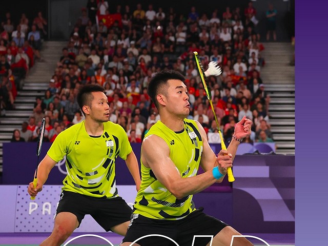 「麟洋配」奪金背後滿滿中國國旗，還有黑衣人硬搶台灣圖像。（翻自巴黎奧運臉書）