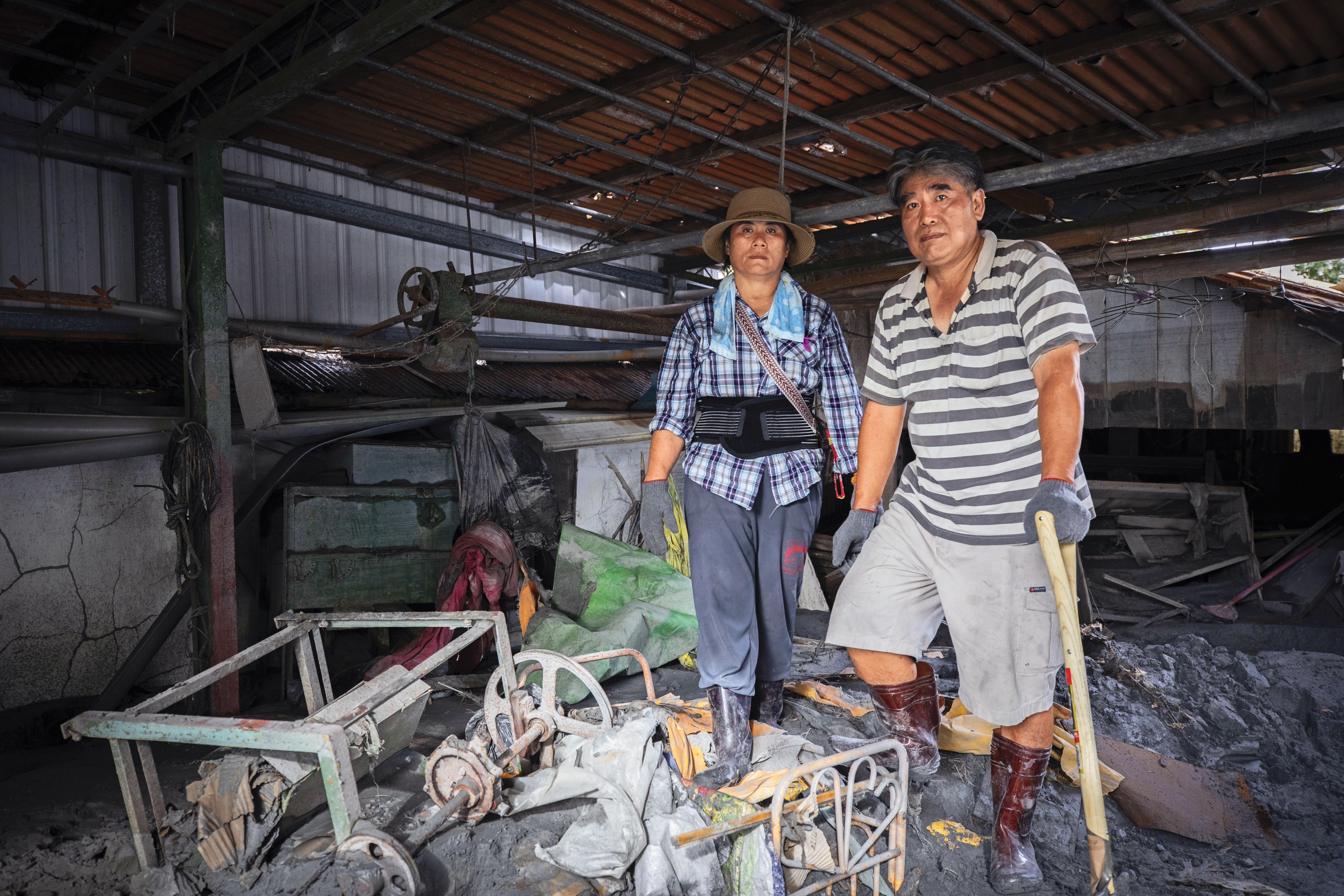 楊富海（右）與蔡美枝（左）正在清理家中倉庫。