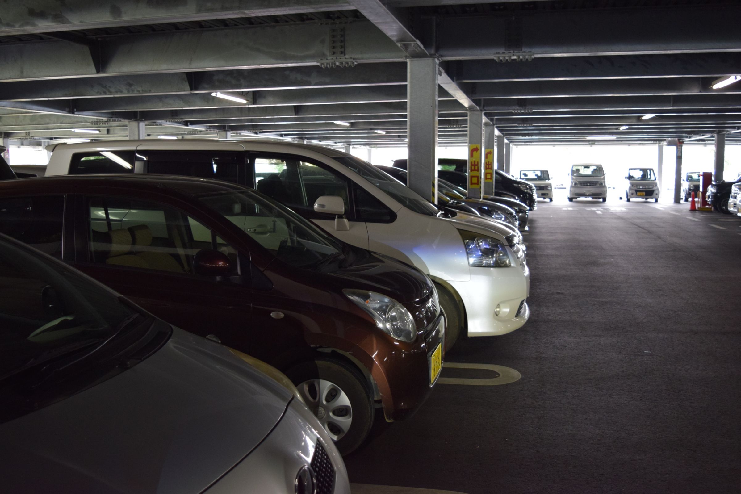 民眾開車前往百貨公司或賣場消費通常可以折抵停車費,不少人會好心地將多餘的小額收據放在繳費機上,供陌生人折抵。(示意圖,photoAC)