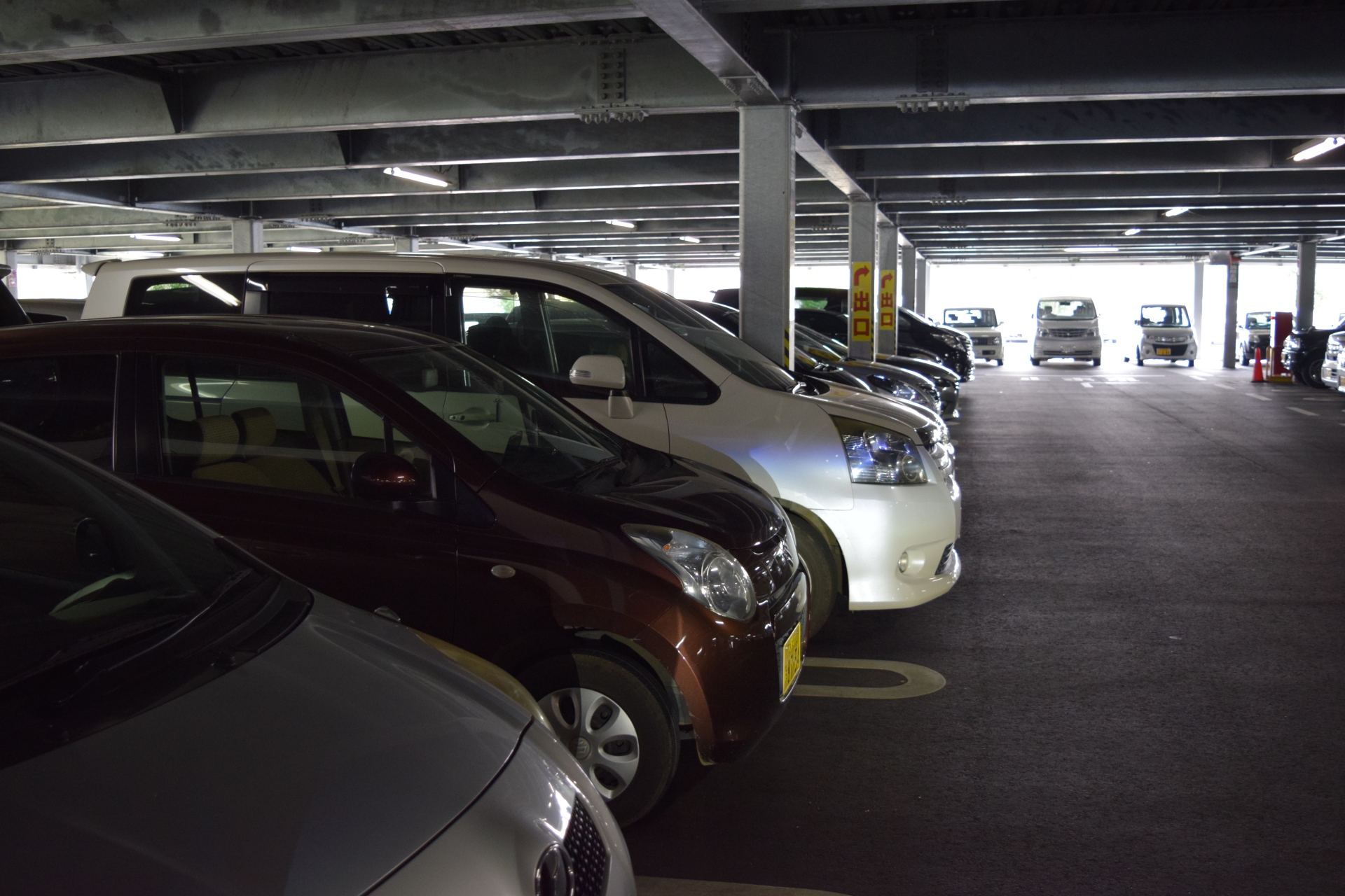 民眾開車前往百貨公司或賣場消費通常可以折抵停車費，不少人會好心地將多餘的小額收據放在繳費機上，供陌生人折抵。（示意圖，photoAC）