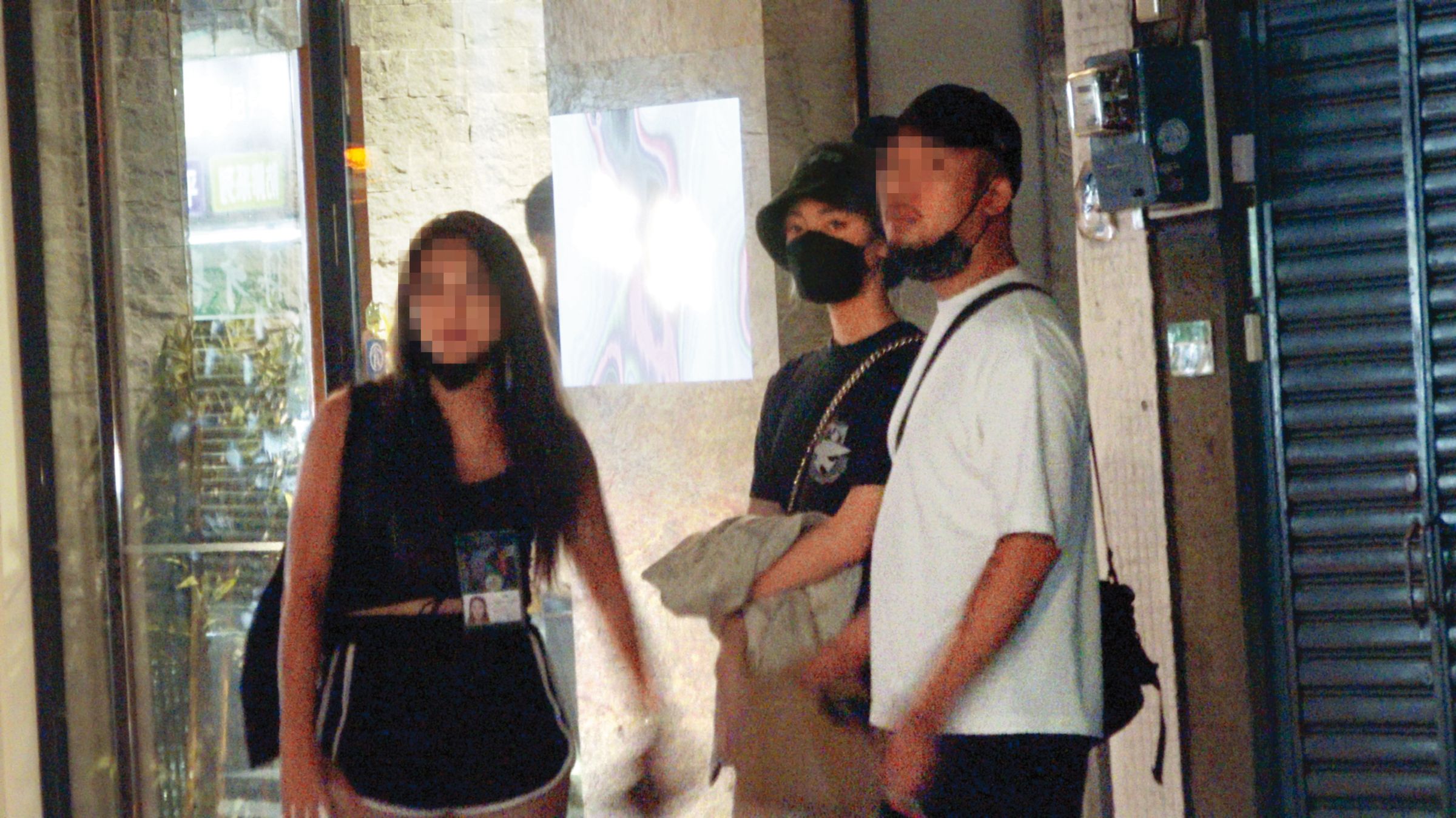 吳卓源(中)跟鬍渣男蔡先生(右)交往3年,曾發現本刊鏡頭後丟包男友潛逃。