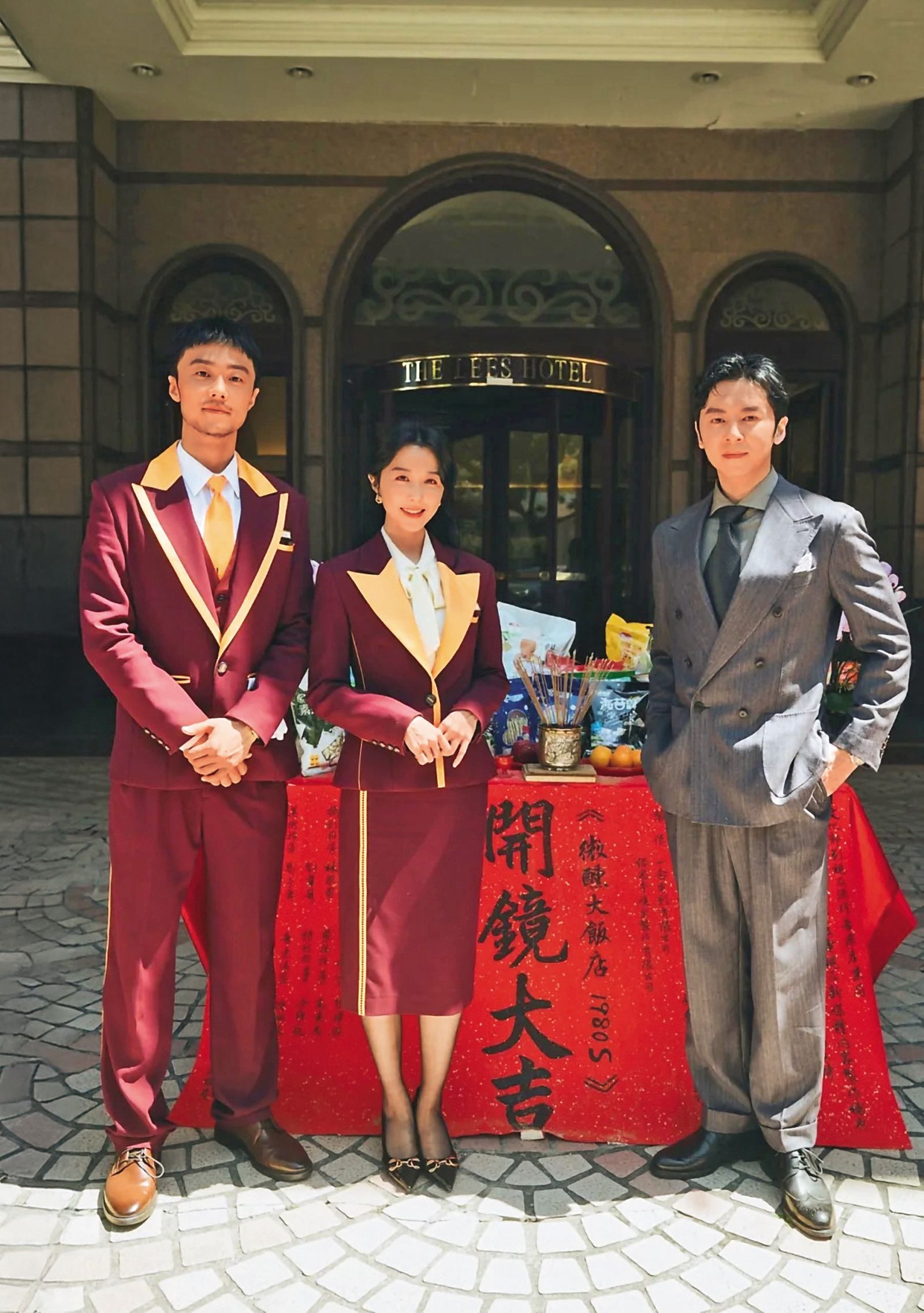 施柏宇（左）今年中才殺青和邵雨薇（中）、 李國毅（右）主演的全新影集《微醺大飯店1980s》。（一念電影提供）