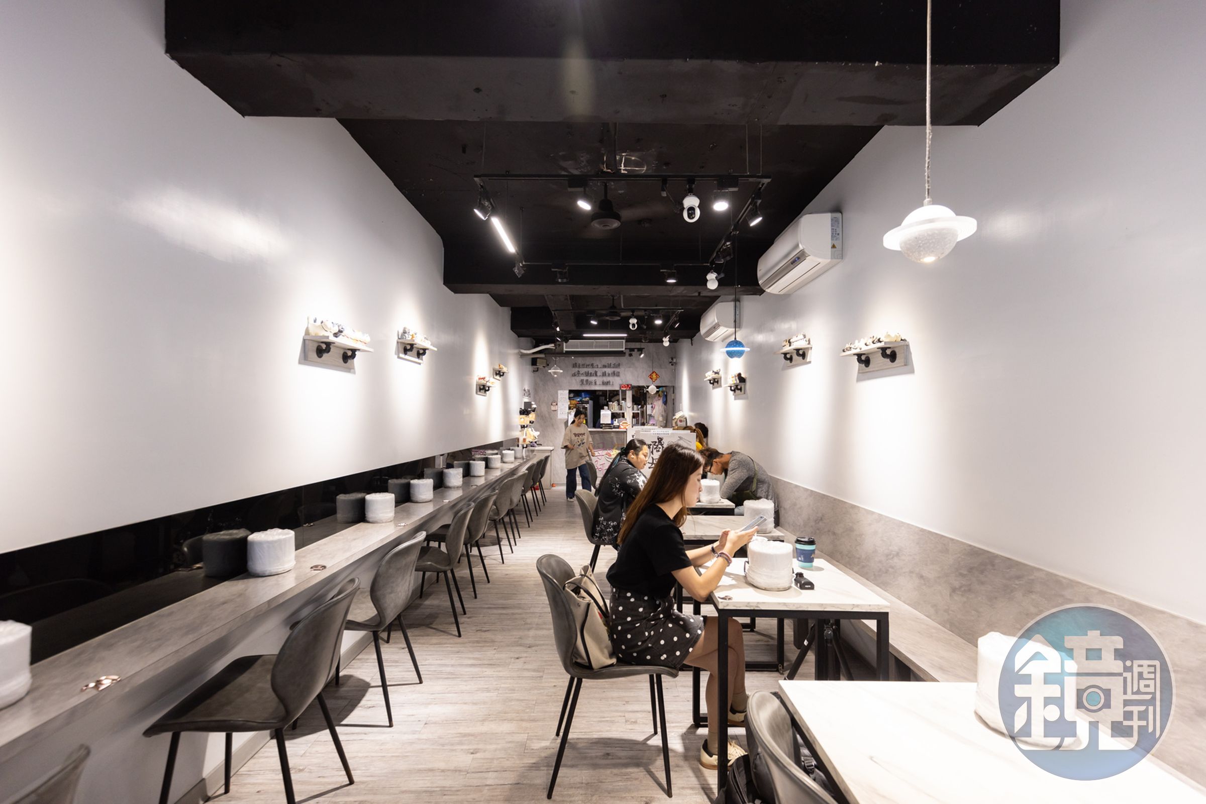 「啊姆啊姆鍋燒麵」店面設計風格簡單年輕,用餐環境舒適溫馨。