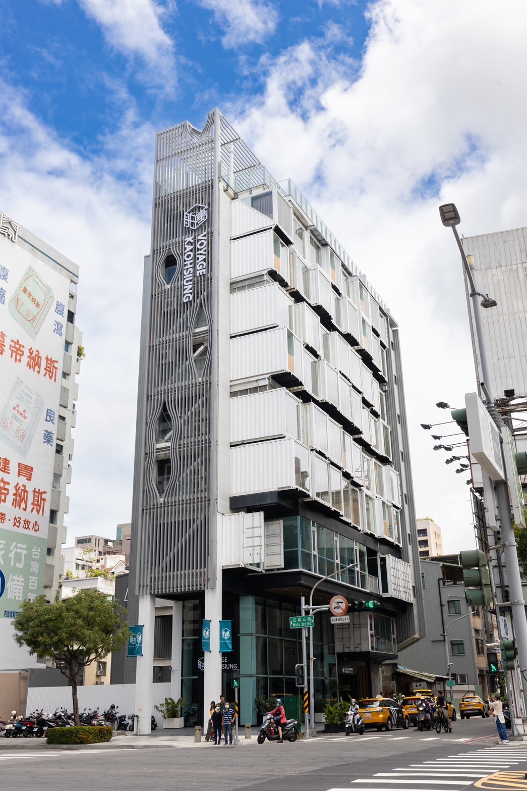 舶寓高雄座落於車水馬龍的五福商圈，外型如同白色貨櫃屋，極具港都印象。