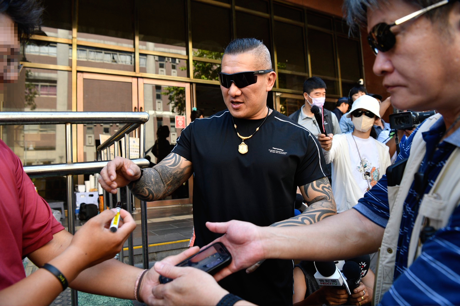 小草上前要館長簽名。（鏡報李智為）