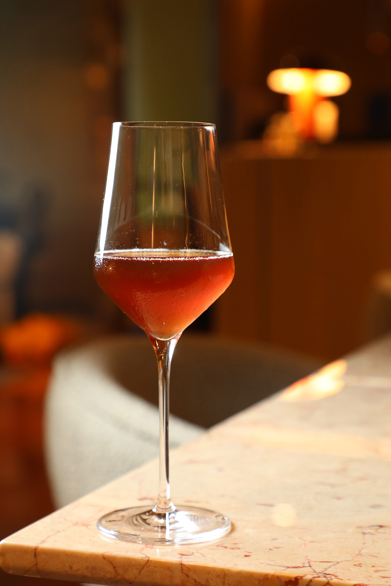 「普洱、⽔梨、茵陳蒿、菊花」將東⽅順時⽽飲的概念融入,擁有普洱醇厚,並帶有輕甜而身深沈的佐餐無酒精飲品。 (300元/杯)