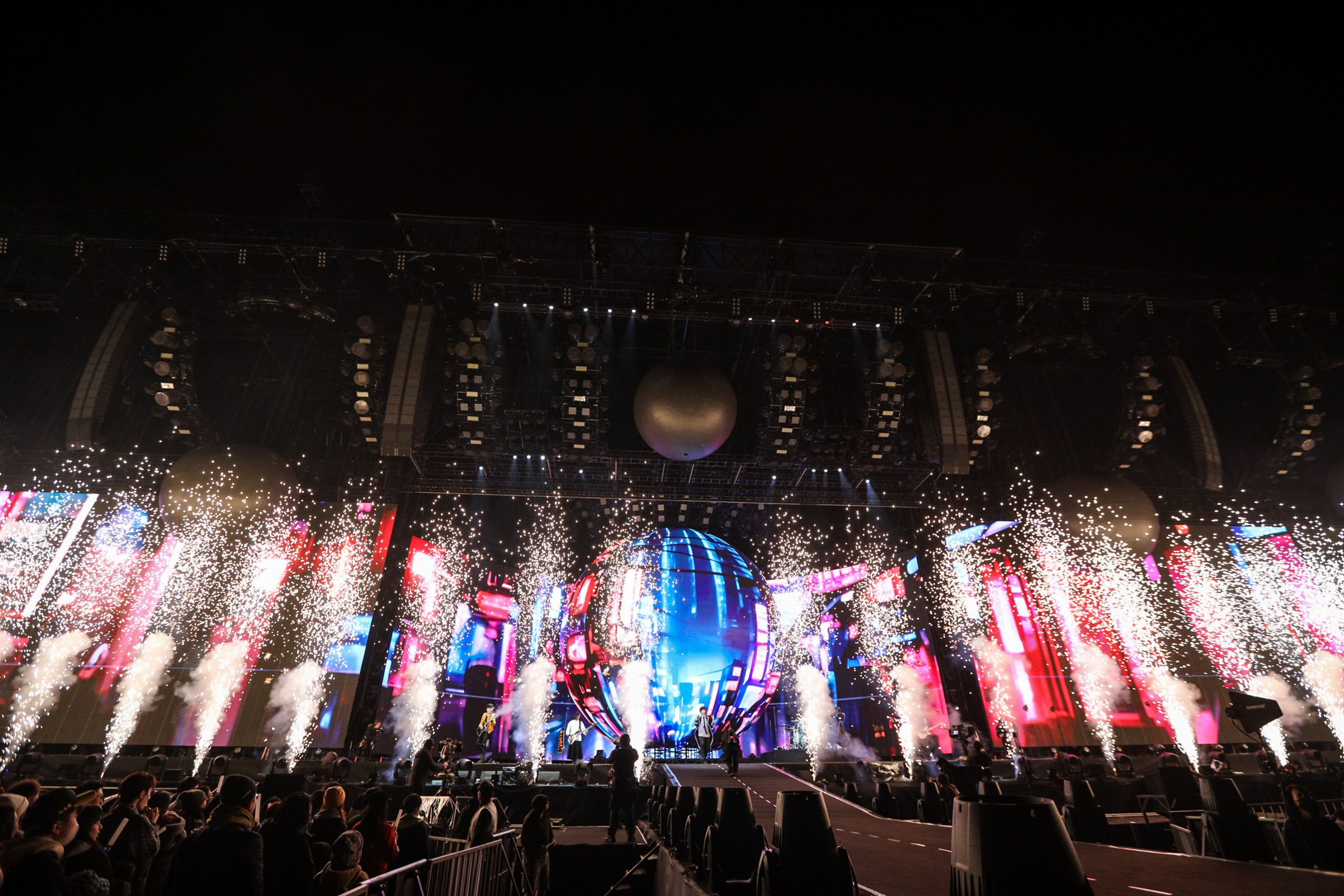 五月天《回到那一天》25週年巡迴演唱會新年特別版將舉辦六場，與15萬歌迷共度難忘時光。（相信音樂提供）