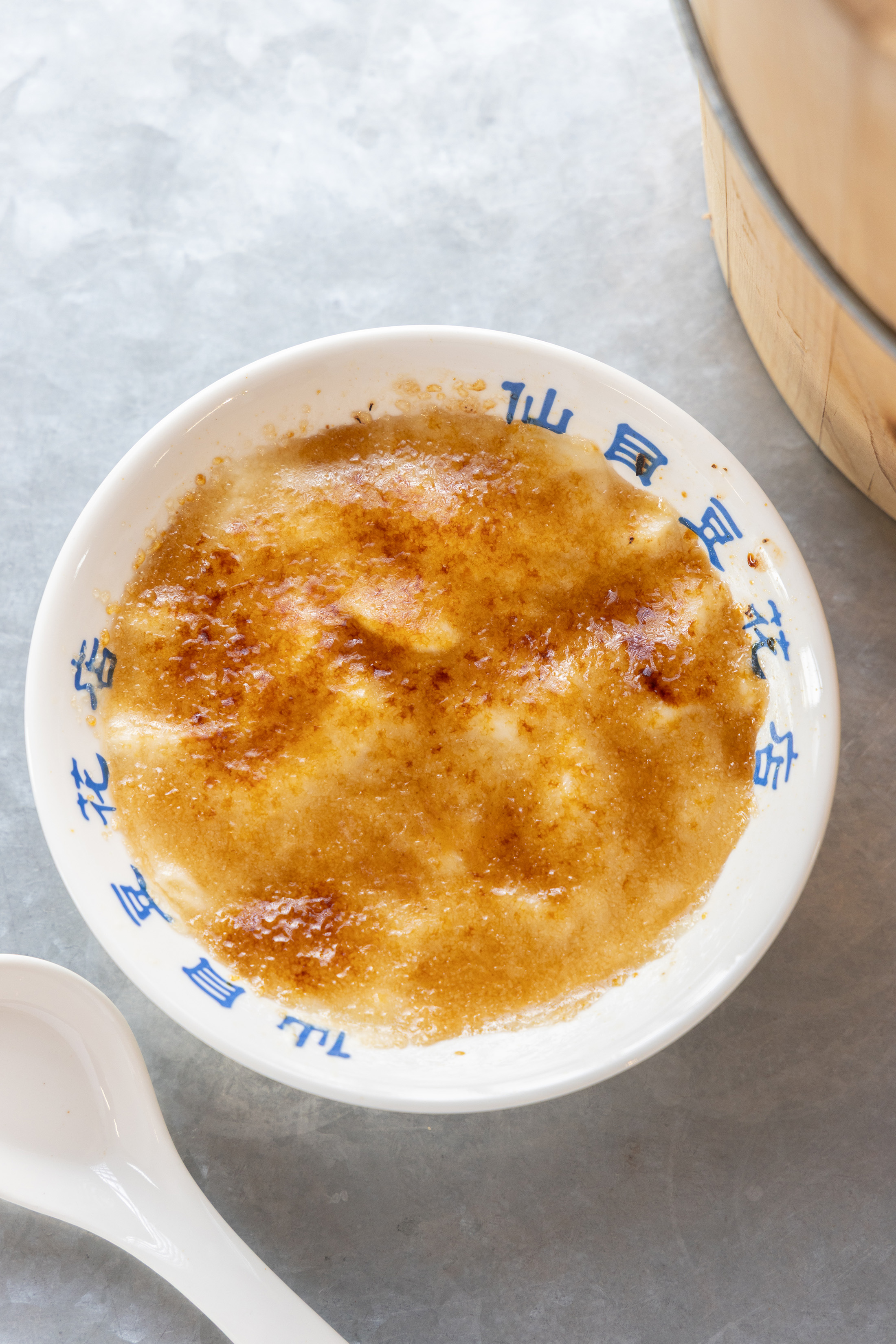 「炙燒豆花」入口時先是酥脆焦香,隨後是柔軟豆花的溫潤,甜度不高,卻帶出層次反差。(50元/碗)