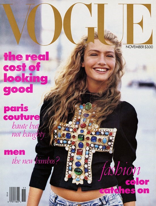 安娜溫圖1988年接任美版《Vogue》總編輯後的封面首作,打破傳統,讓模特兒身穿Christian Lacroix高級訂製系列,搭配平價的Guess牛仔褲。(翻攝自Pinterest)