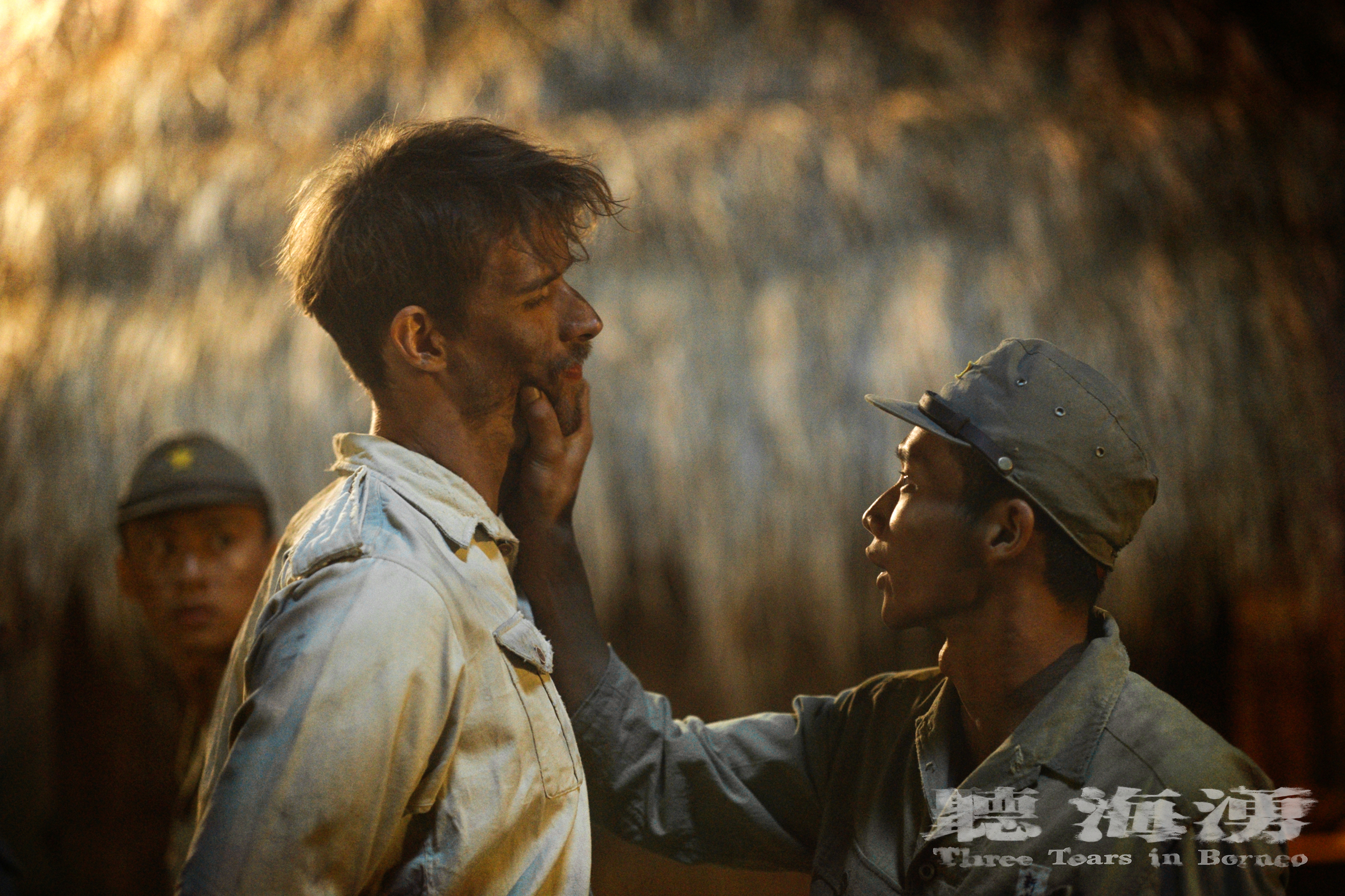 《聽海湧》黃冠智（右）在劇中為管理戰俘賞對方巴掌，為此在戰後必須接受審判。（公視提供）