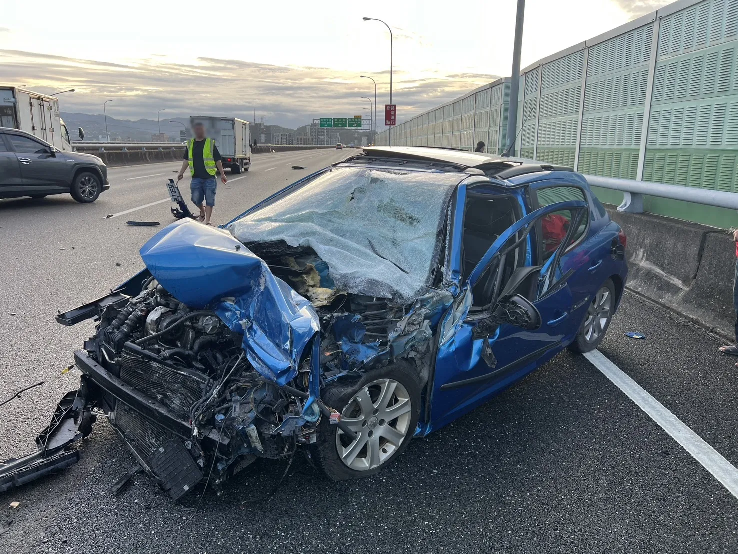 肇事駕駛倪男愛車先追撞前方工程車，又被後方轎車追撞，車輛嚴重毀損。翻攝畫面