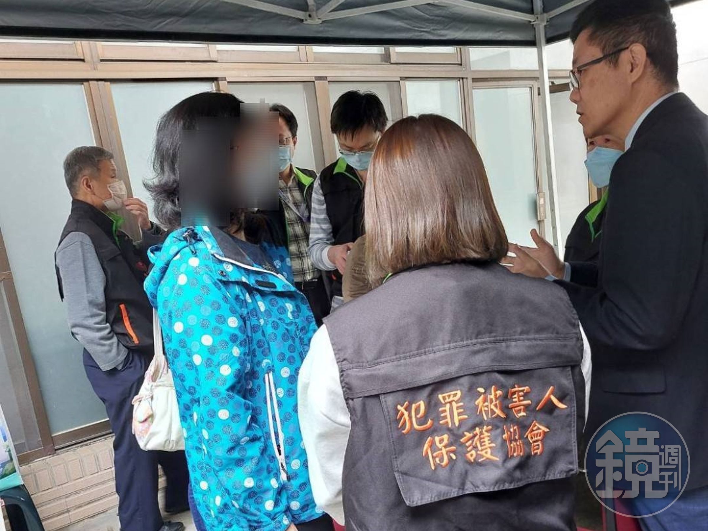 犯保協會台中分會主委楊銷樺(右)慰問林女母親,母親忍住悲痛聽取意見。