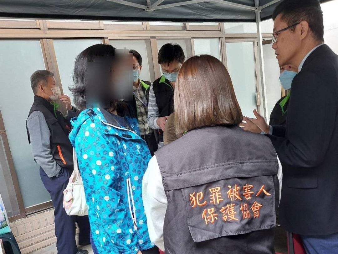 犯保協會台中分會主委楊銷樺（右）慰問林女母親，母親忍住悲痛聽取意見。