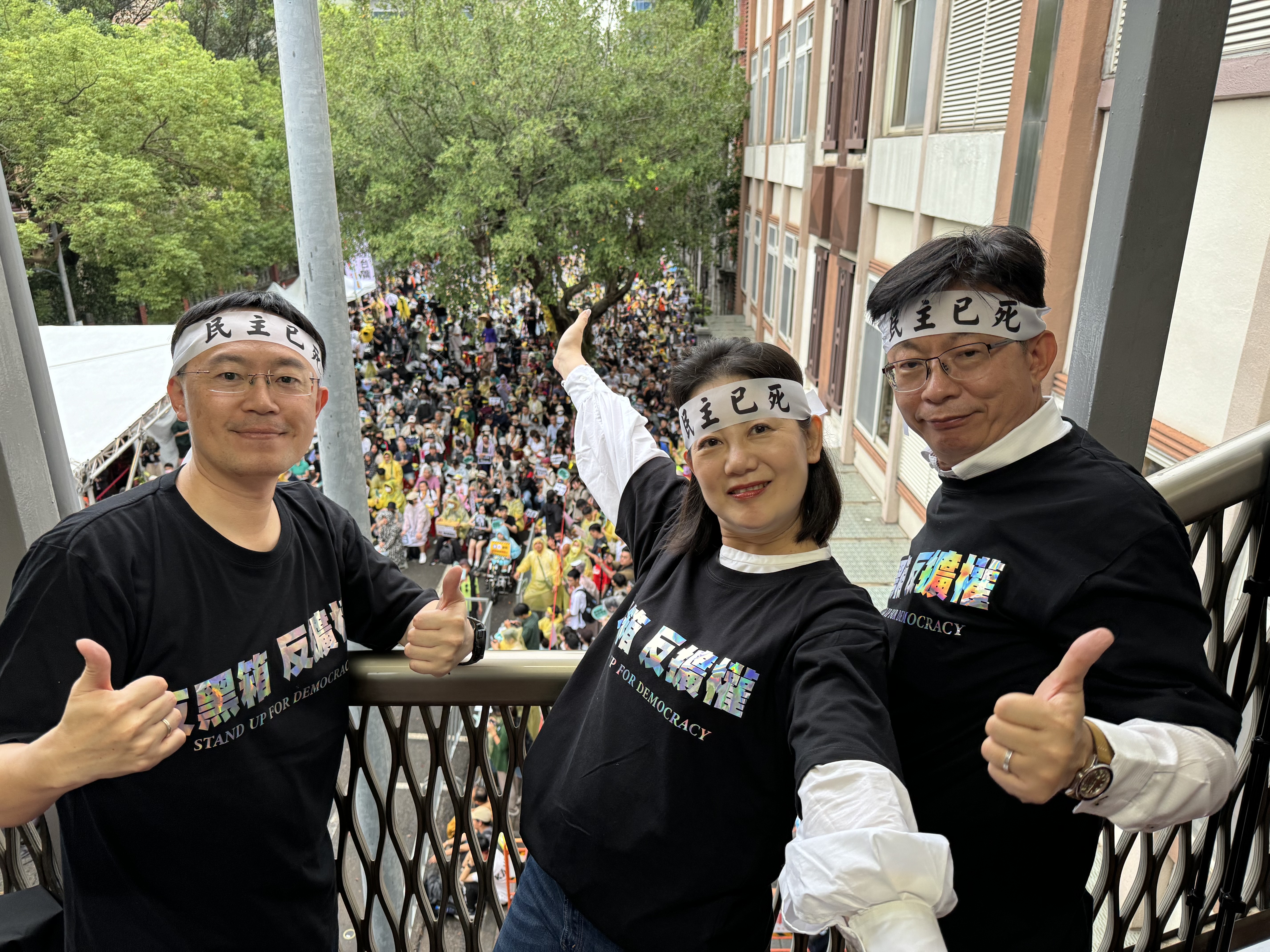 民進黨李坤城（左起）、吳思瑤、郭國文，在天橋上與國會改革法案抗議民眾合照。