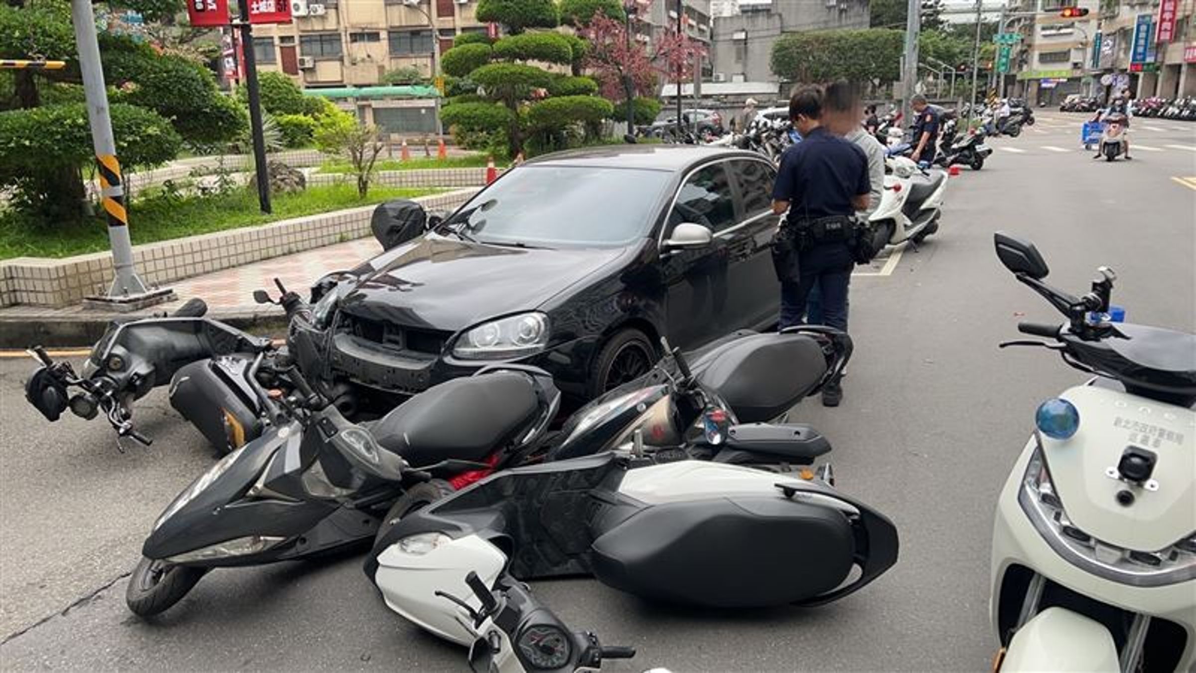 19歲的黃男無照駕駛朋友車輛,不慎在轉彎時失控。(翻攝畫面)