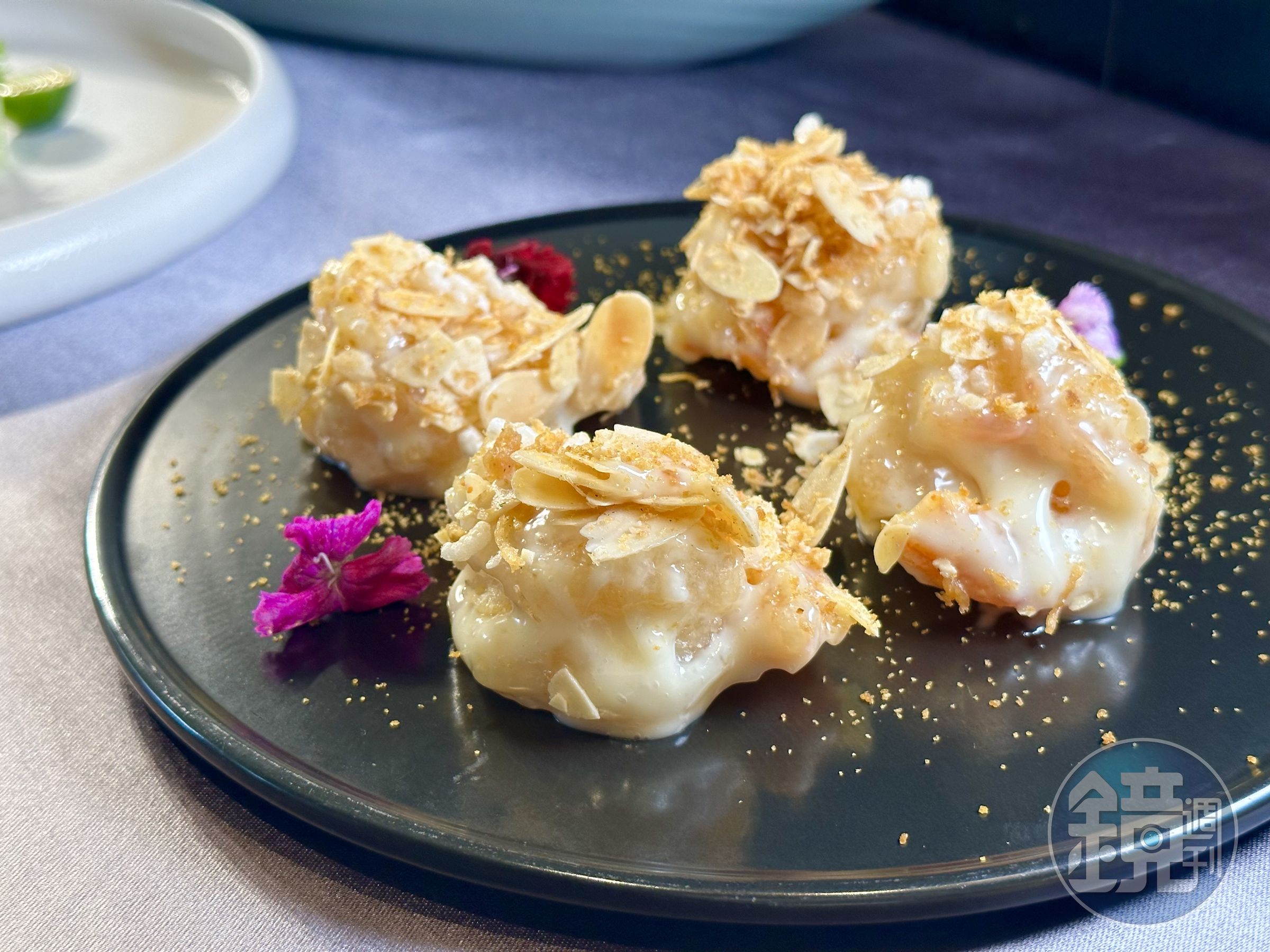「風味烏魚子脆蝦球」蝦肉Q嫩，外層裹著脆口的杏仁片。（788元／份）