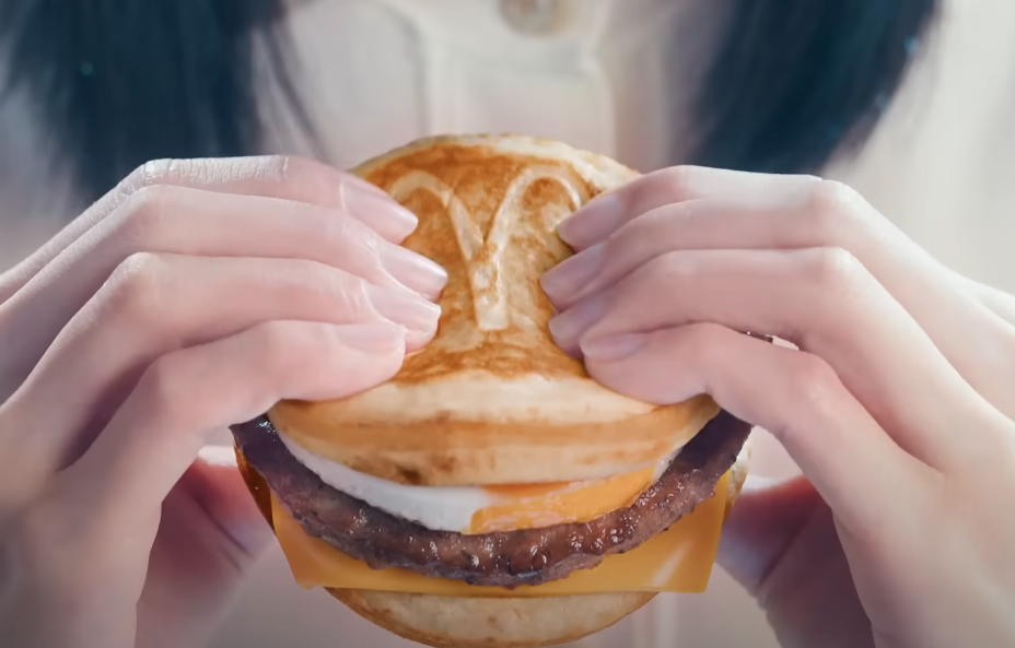 麥當勞近日推出「厚鬆餅堡」系列早餐，掀起一波排隊熱潮。（翻攝自麥當勞YouTube頻道）