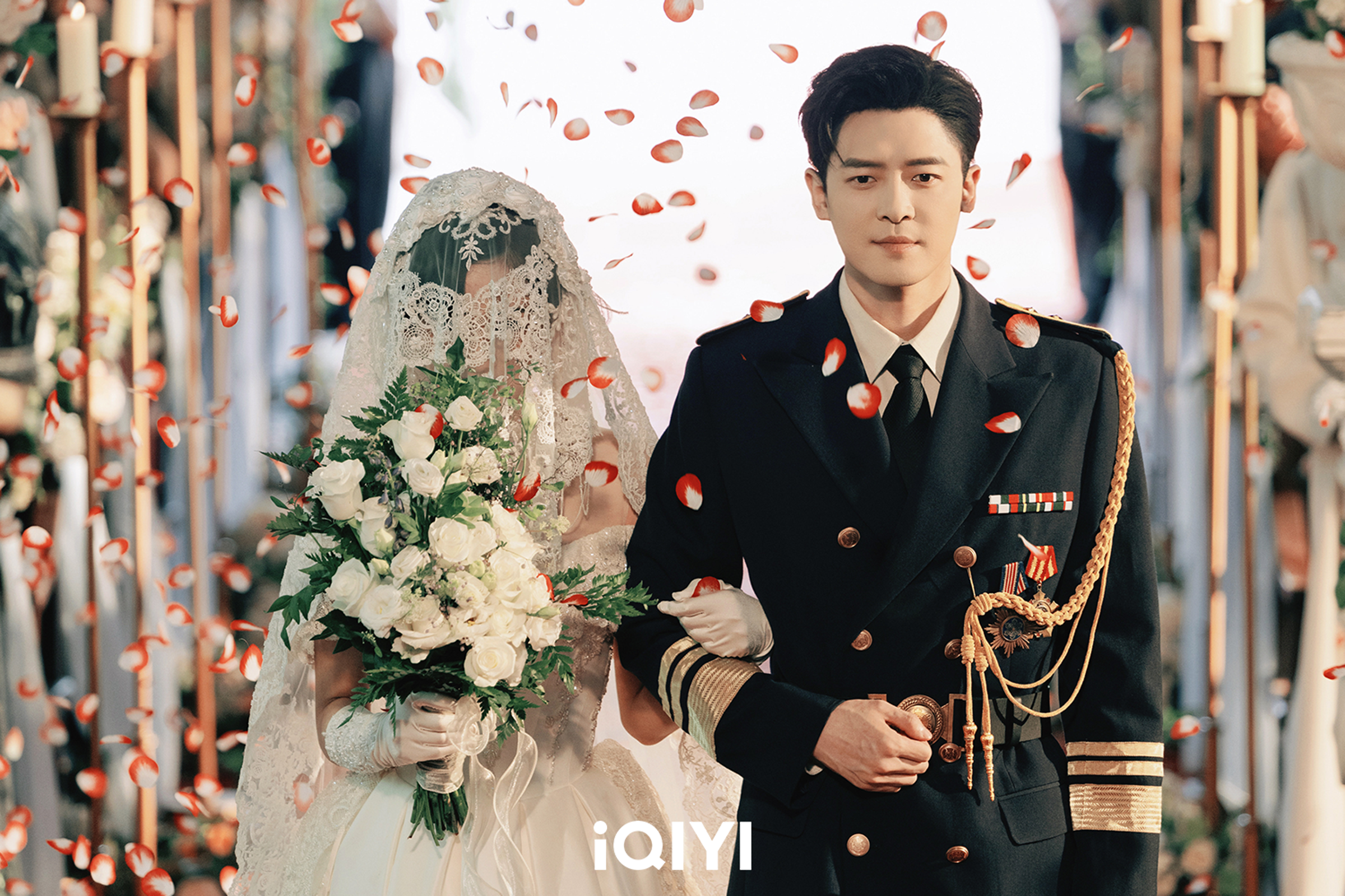 《這一秒過火》付辛渝(右)飾演的慕容清渝表面上是跟方牧蘭結婚,實際上偷換了新娘為真正的愛人(圖_愛奇藝國際版提供)