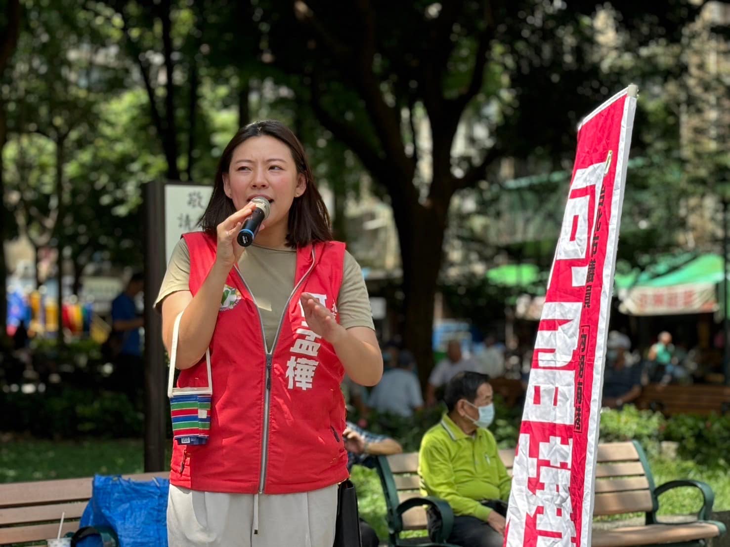 北市議員何孟樺透露，今年3月曾協助已離世的寵物店老闆取得店面營業登記。（取自何孟樺臉書）