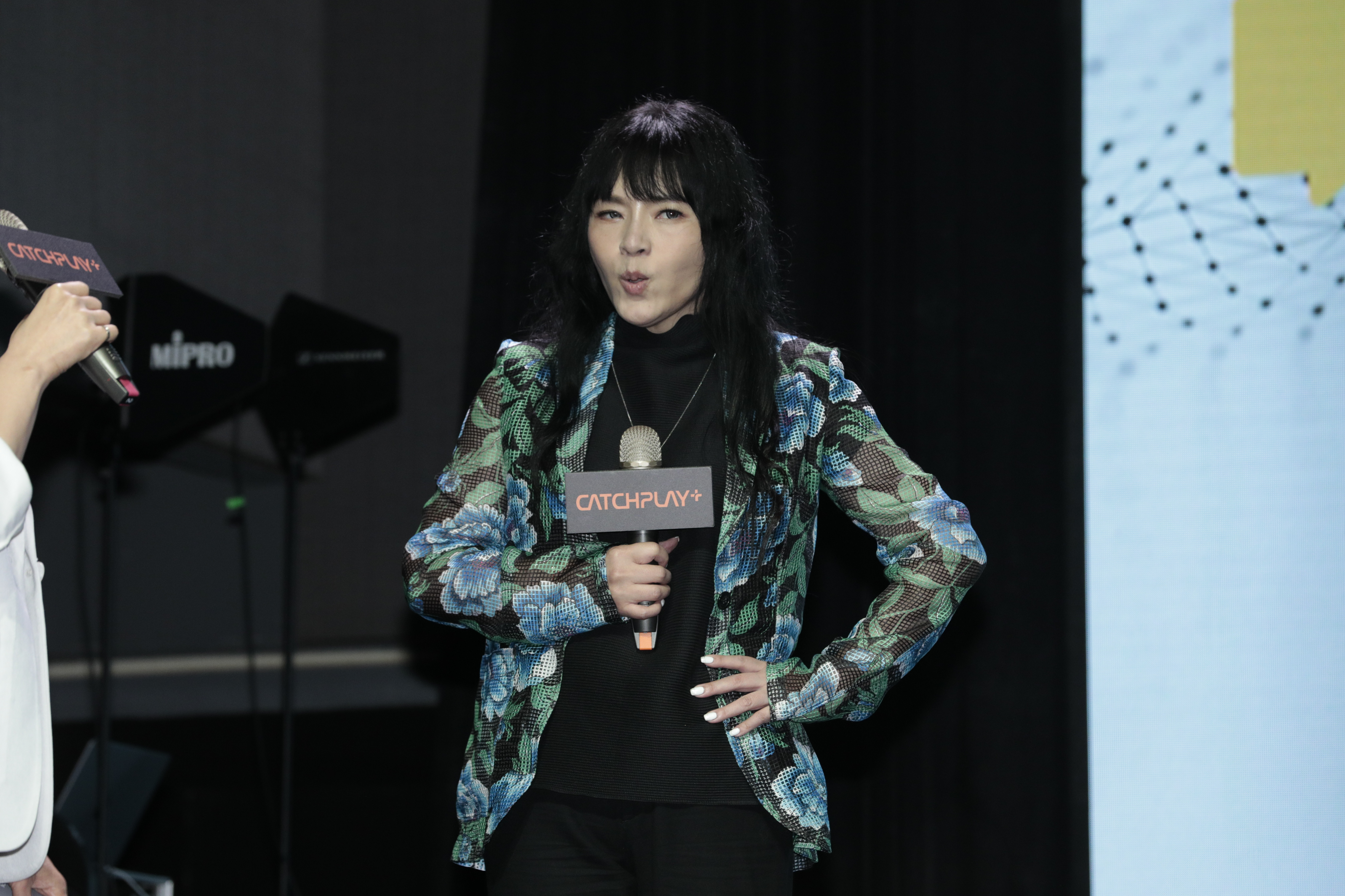 看起來身材消風一圈的唐綺陽，笑說自己欲「南進」發展。