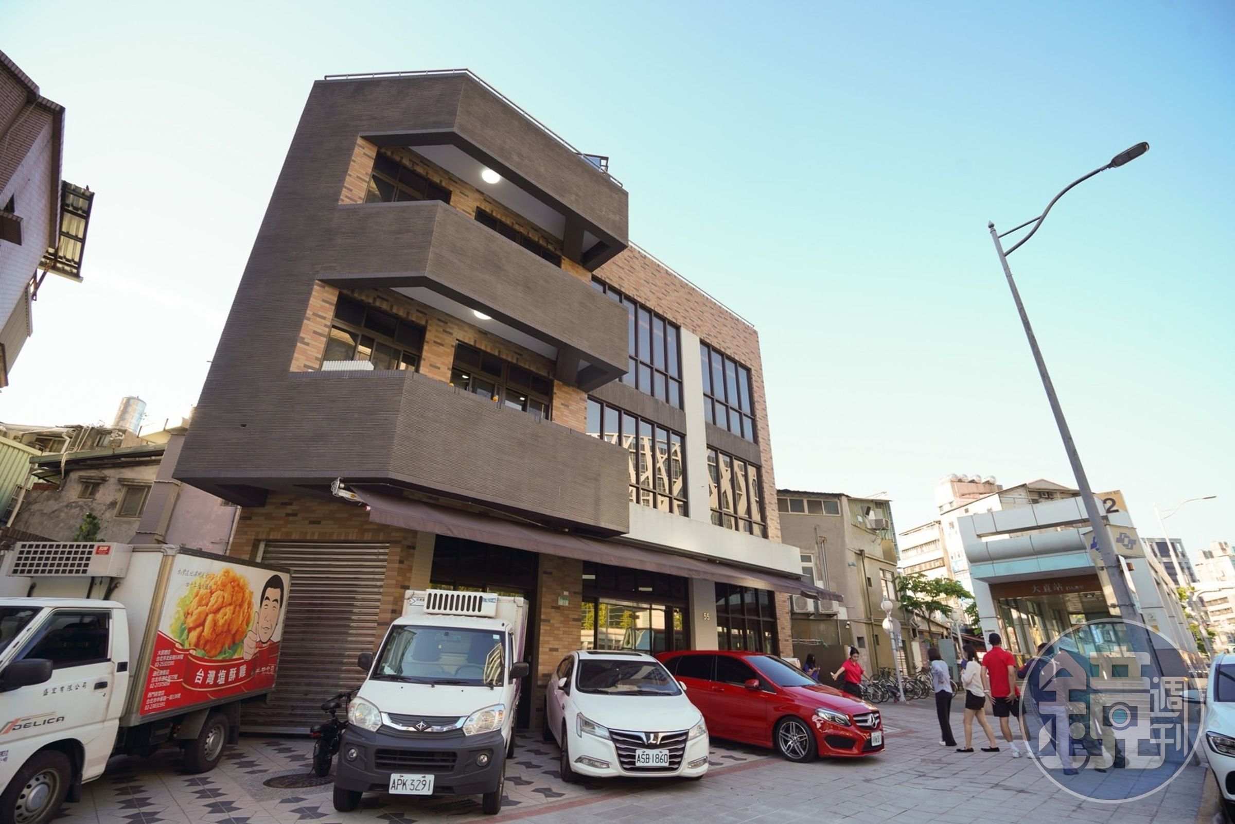 去年花2億多在大直捷運站旁買地自蓋央廚,台灣鹽酥雞傳奇又登上媒體版面。