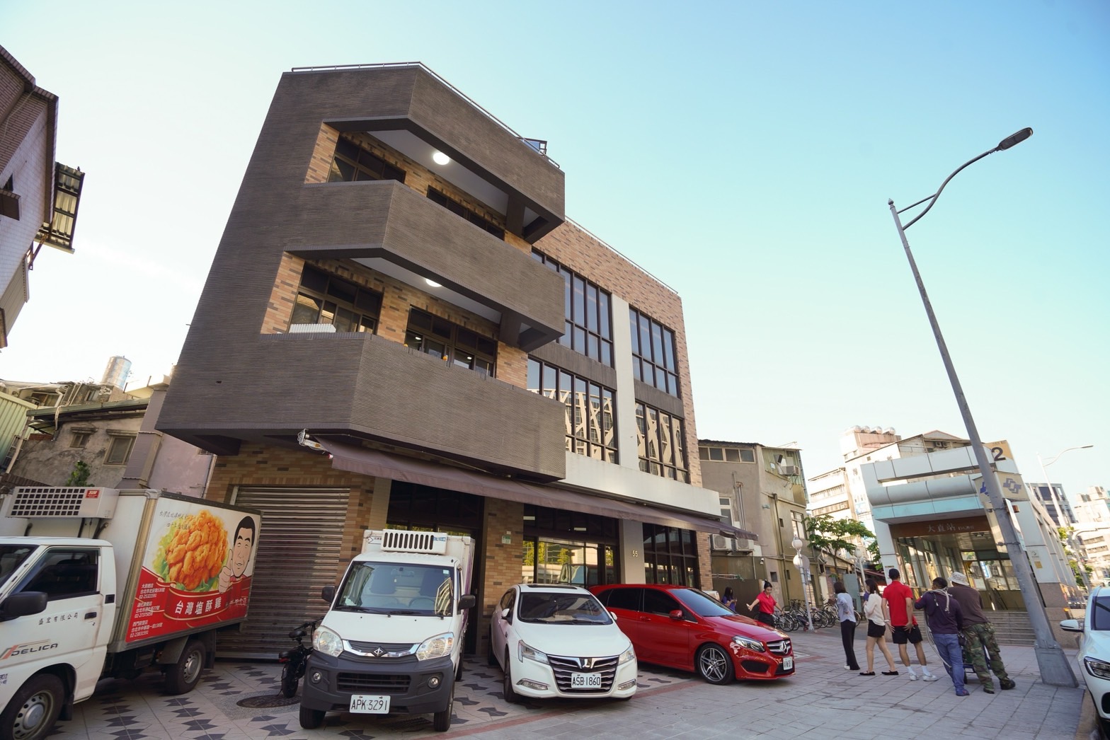 去年花2億多在大直捷運站旁買地自蓋央廚，台灣鹽酥雞傳奇又登上媒體版面。