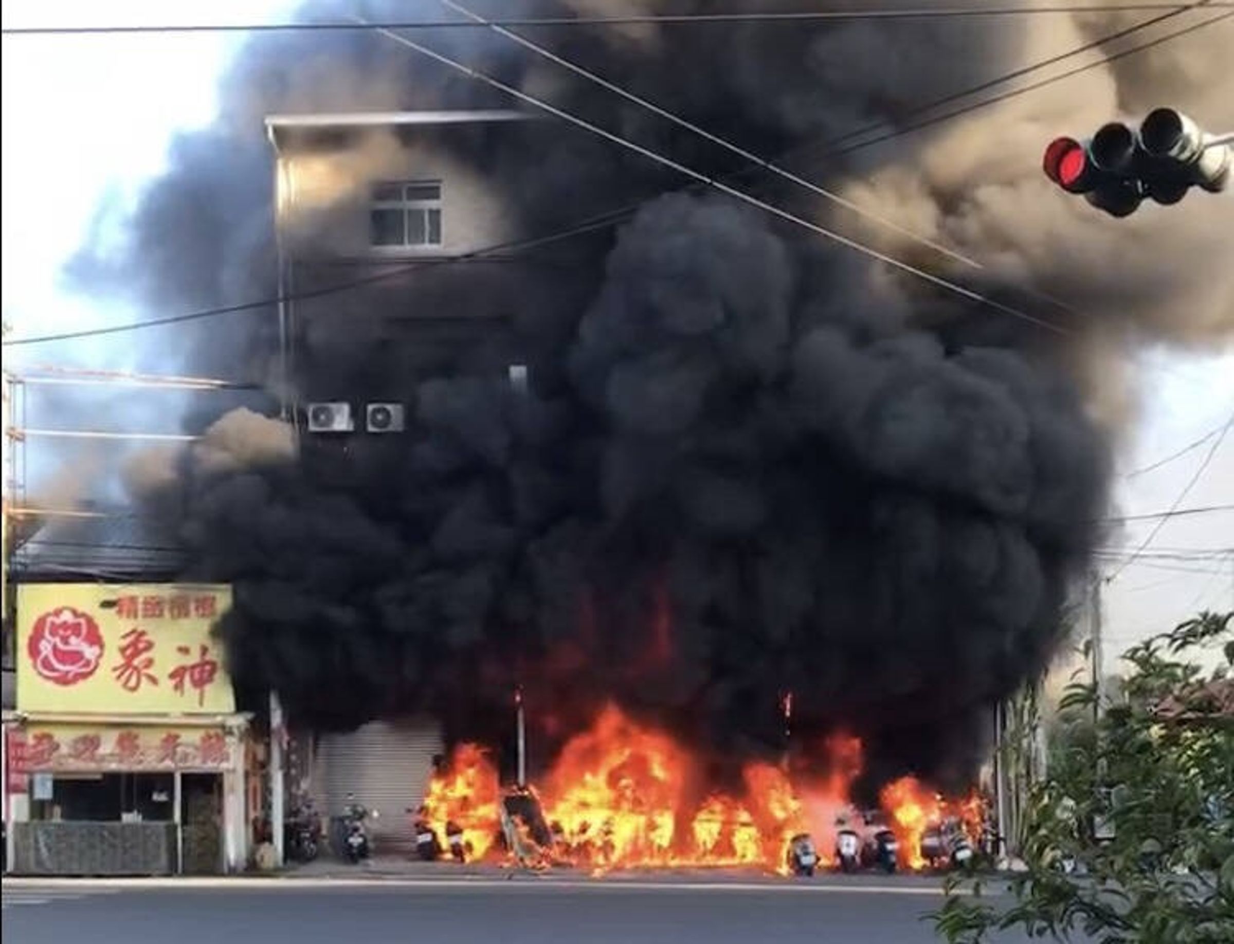 火警發生時,機車行與隔壁的移工宿舍陷入火海,造成3人死亡。(消防局提供)