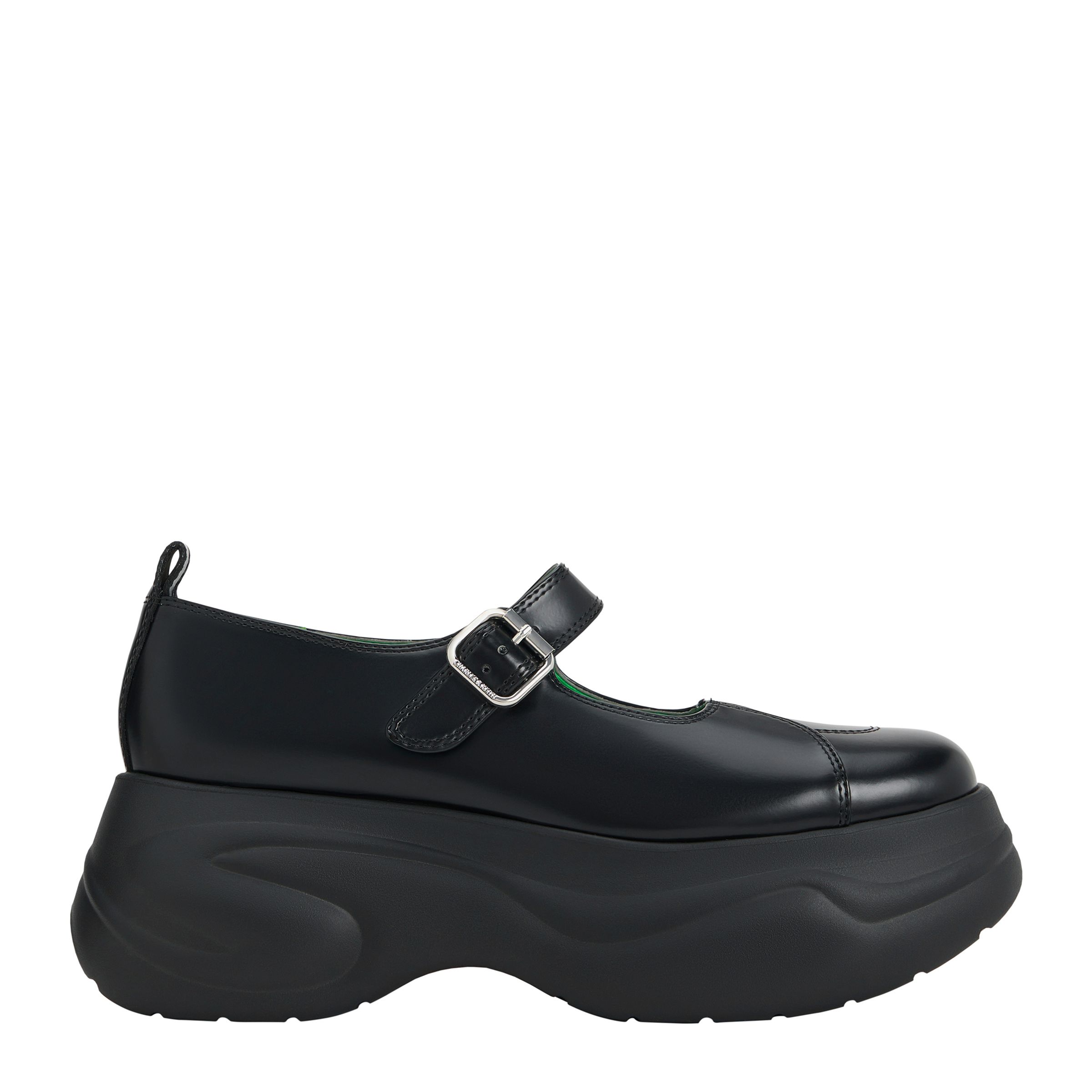 CHARLES & KEITH x Short Sentence黑色弧形厚底瑪莉珍鞋 NT$2,990。(CHARLES & KEITH提供)