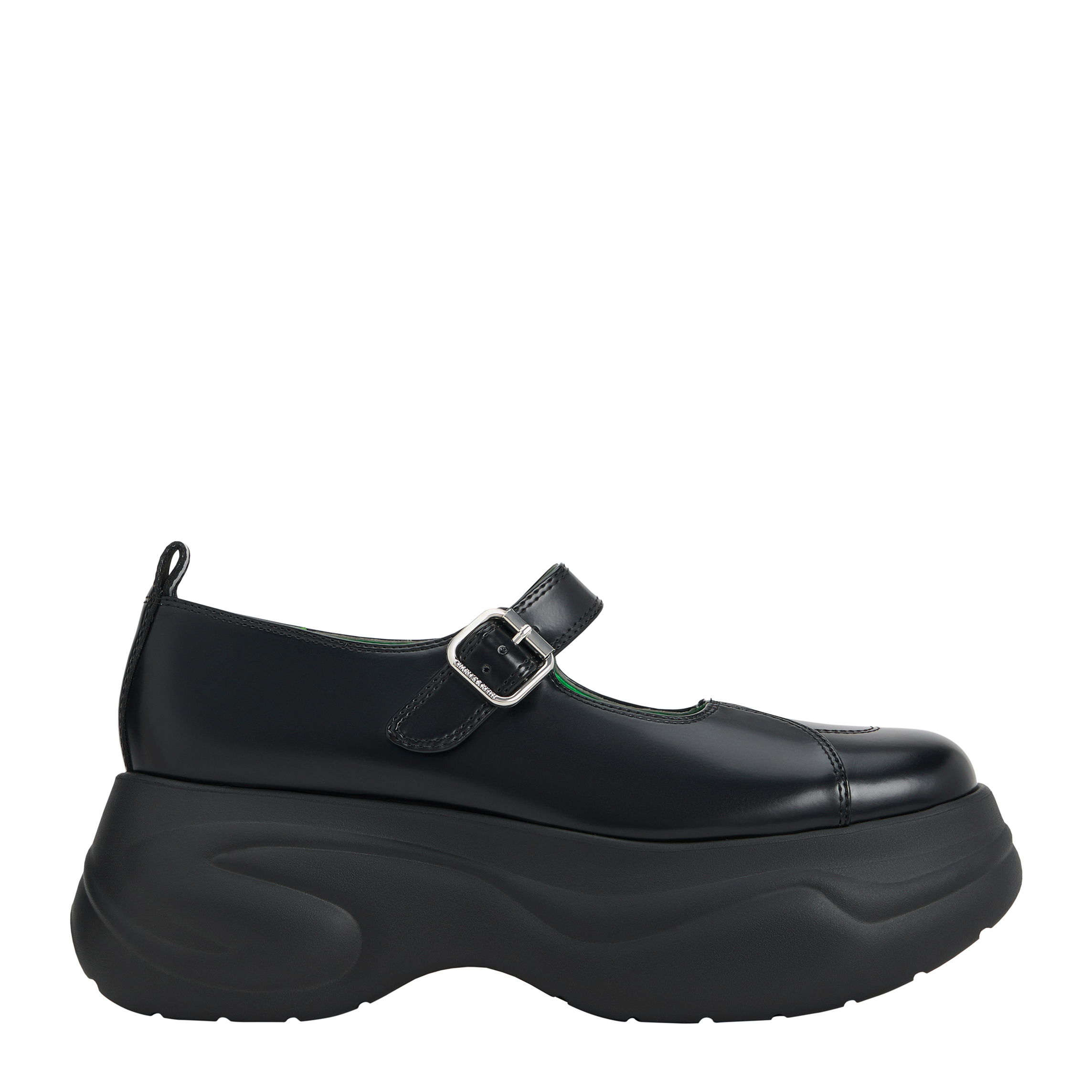 CHARLES & KEITH x Short Sentence黑色弧形厚底瑪莉珍鞋 NT$2,990。(CHARLES & KEITH提供)