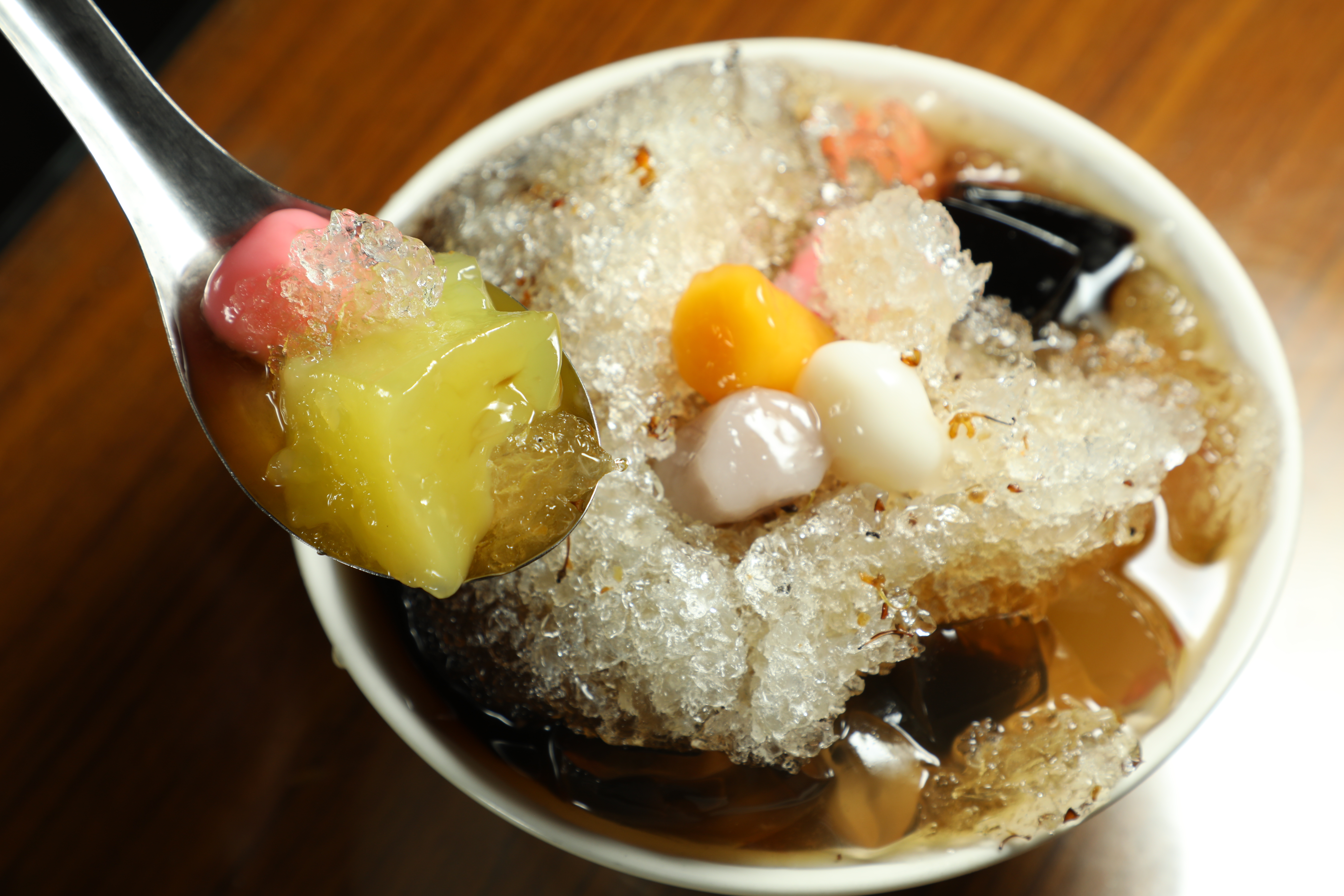 「古早味三種冰」可以再加料。（50元／份，加一種料多10元，圖中這碗70元）