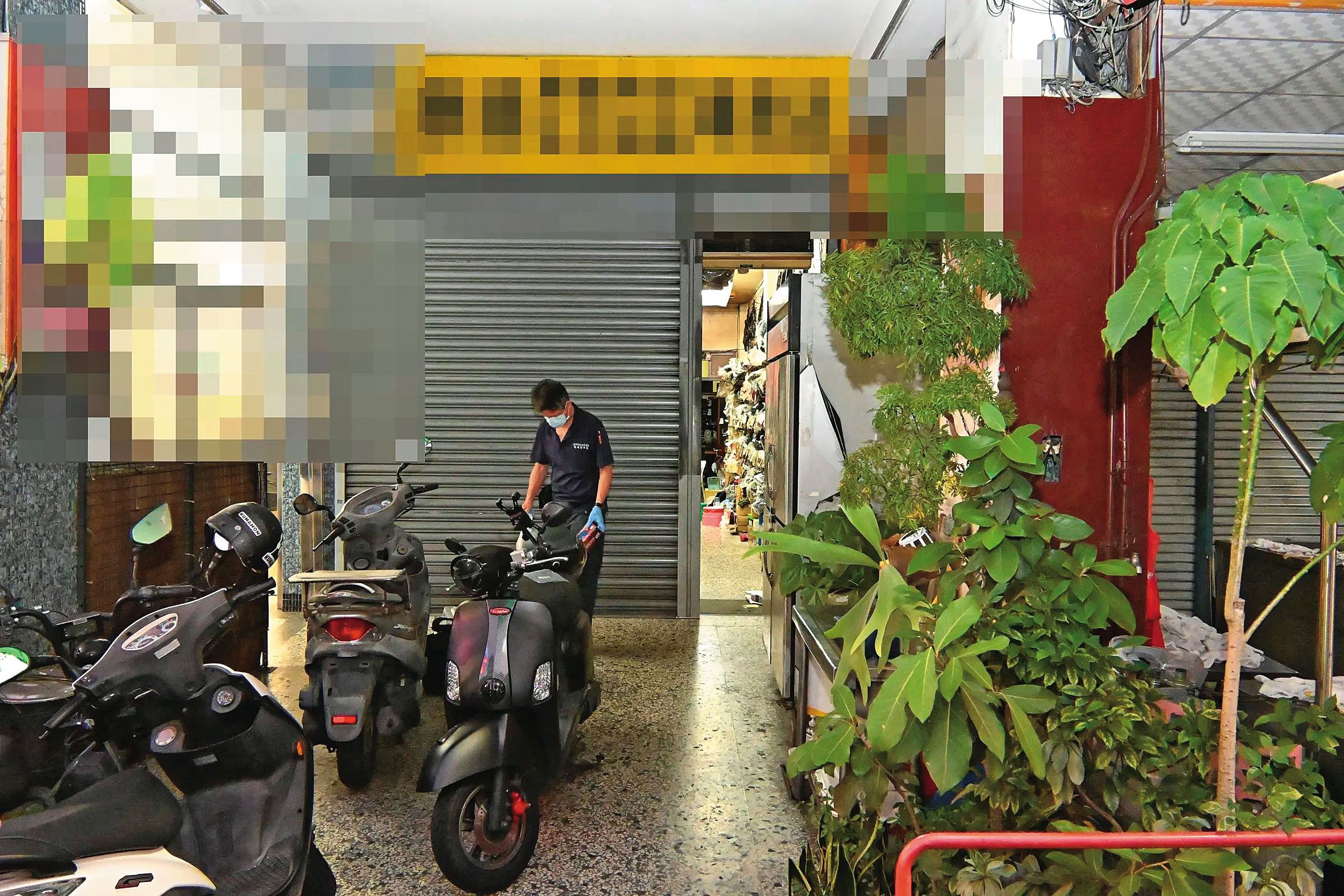 豐原5口在自家軍用品店(圖)2樓共赴黃泉。(翻攝畫面)