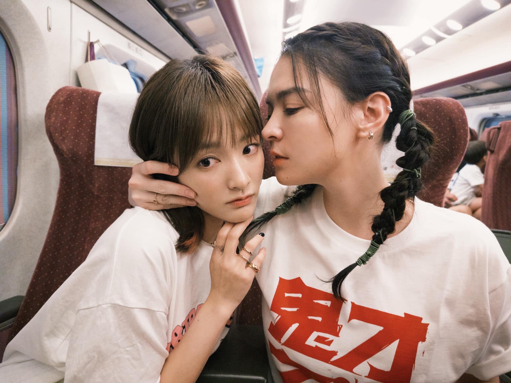 電影中張榕容（右）照顧後輩王淨，讓網友腦補了感情線，而兩人在跑宣傳的空檔也不忘滿足粉絲想看的心。（牽猴子提供）