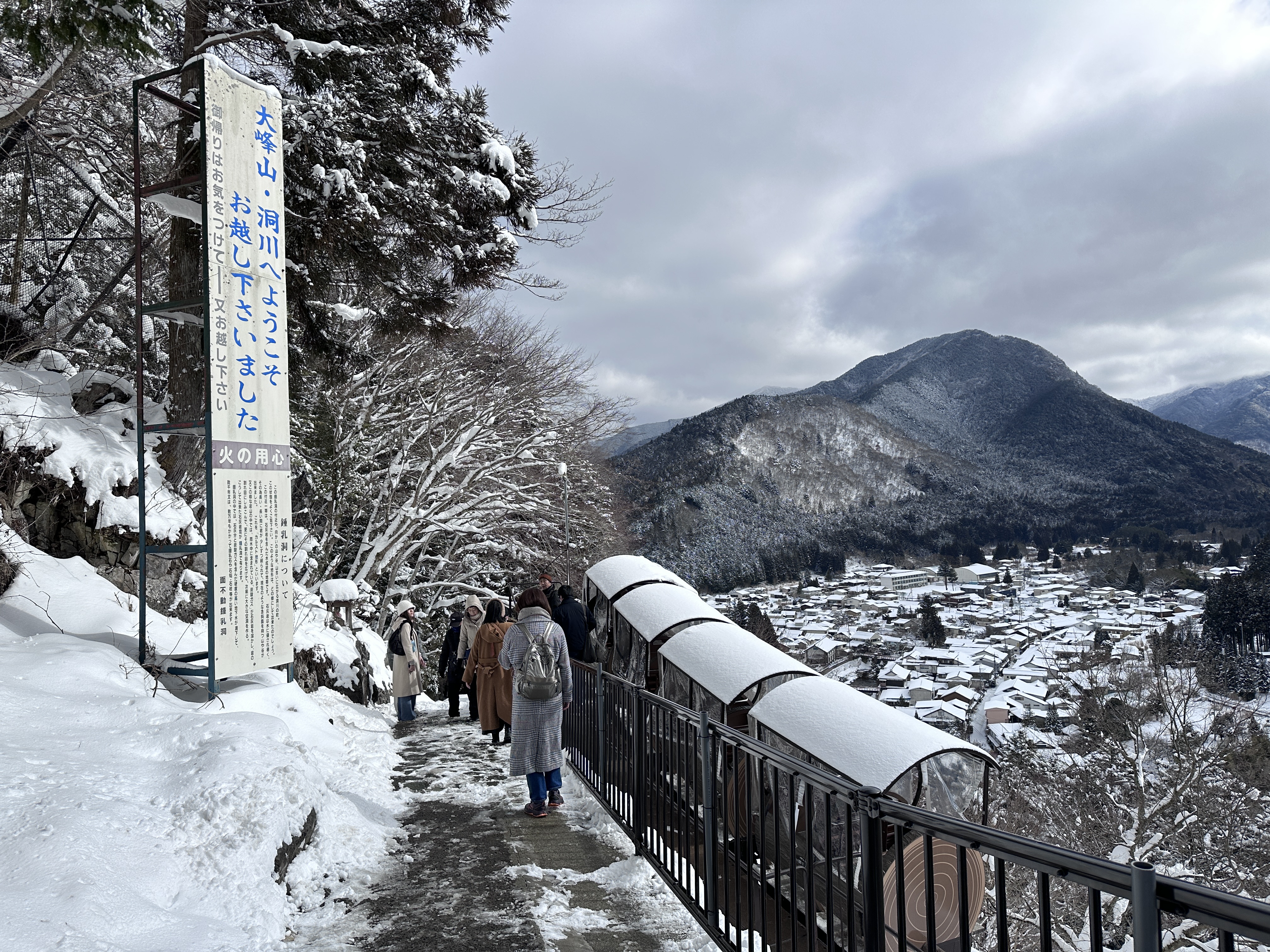  洞川溫泉的天川村山川壯闊，坐擁世界遺產的大峰山、日本百大名水與鐘乳石，自然名勝景點眾多。