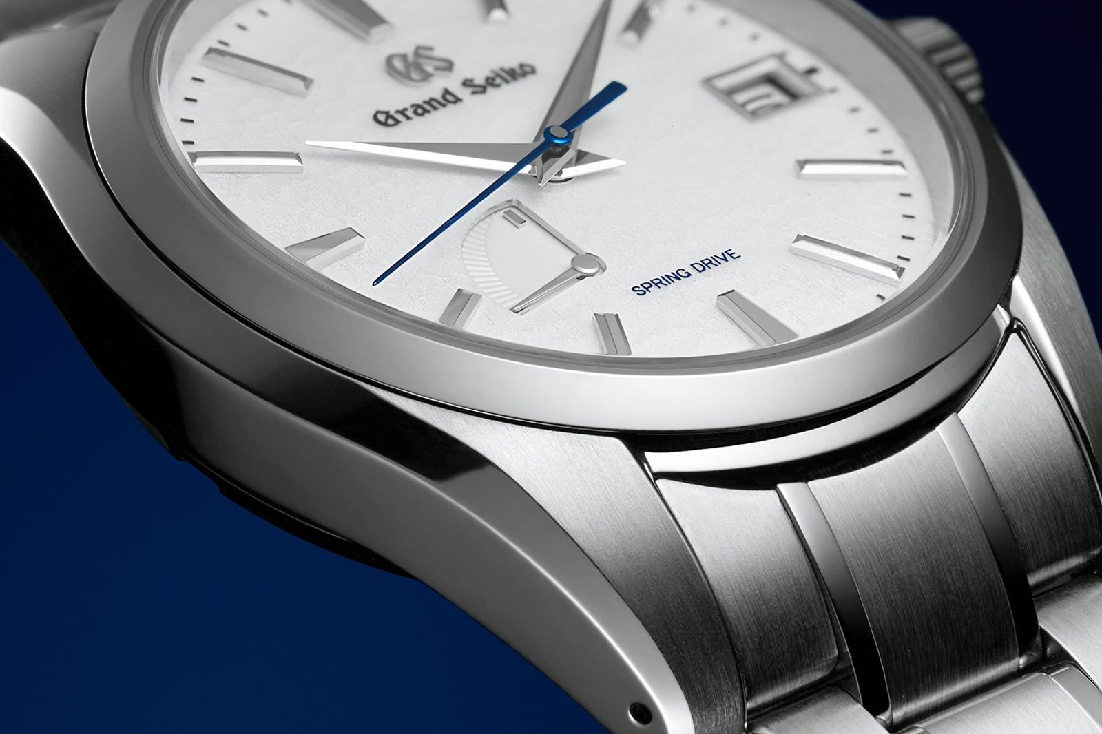 GRAND SEIKO的「白鈦」本質上也是一種經特殊表面處理的五級鈦，但調整後更接近不鏽鋼的銀白色澤，加上三倍純鈦的硬度與雙倍的抗拉強度，在外觀與耐用性間取得平衡。