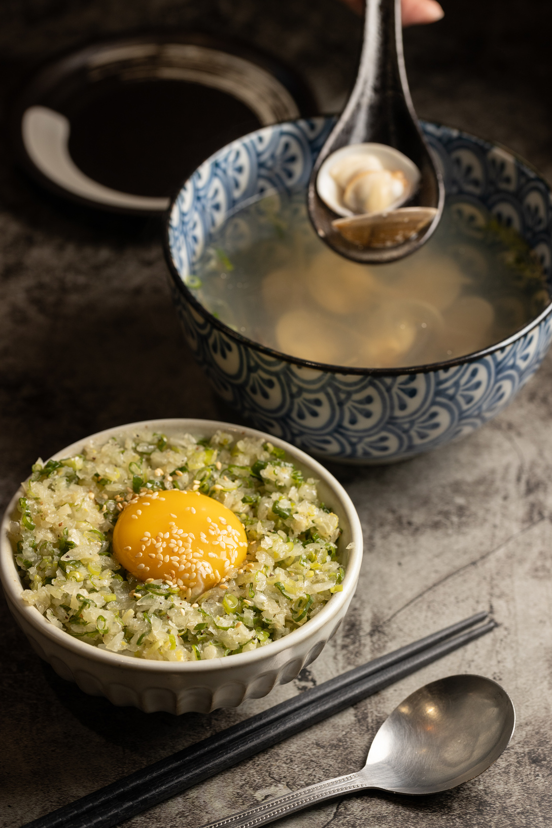 想增添飽足感可加點「蔥醬玉子飯」（左，120元／份）搭配鮮香的「蛤蜊湯」（右，120元／份）。