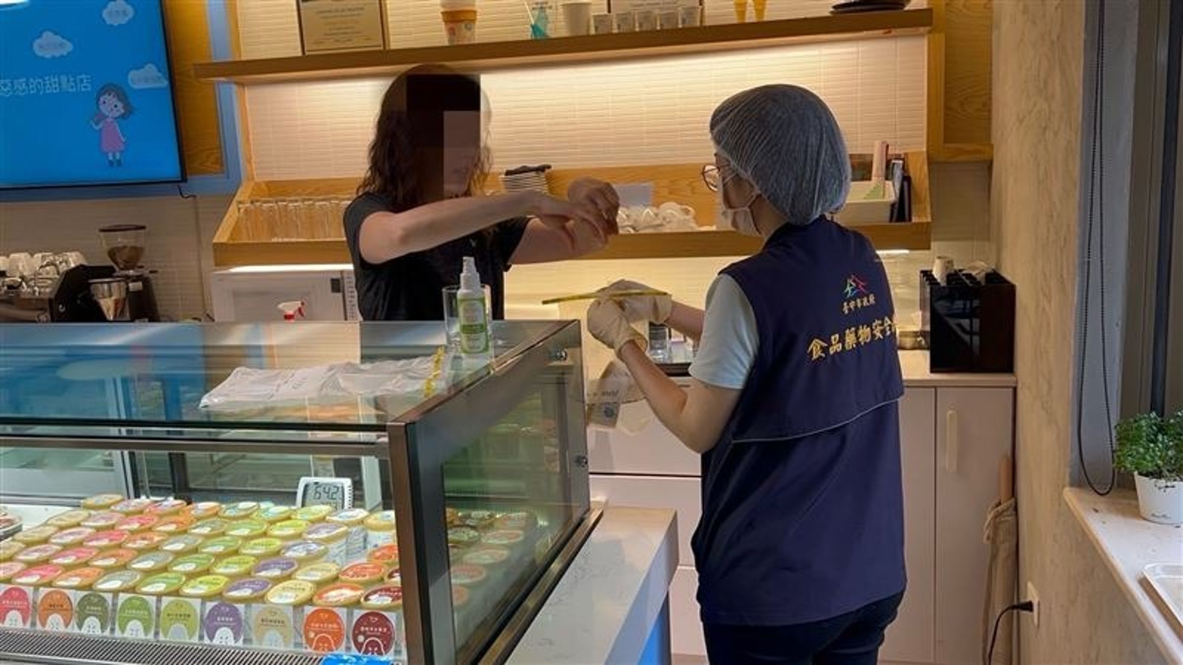 台中2家飲品店因標示不合格分別被開罰。(翻攝畫面)