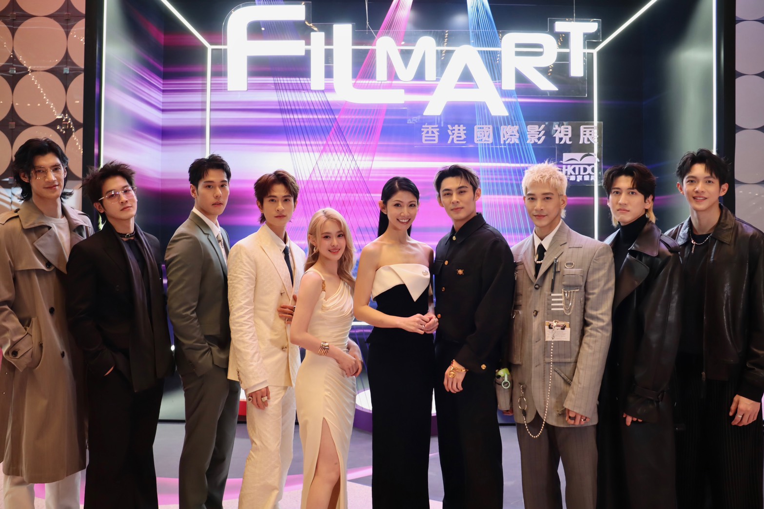 （左至右）：羅宏正、吳思賢、周予天、石知田、邱偲琹、李千娜、陳奕、張立昂、孫沁岳、林輝瑝等人在香港國際影視展為《男公館》造勢。（達騰娛樂）