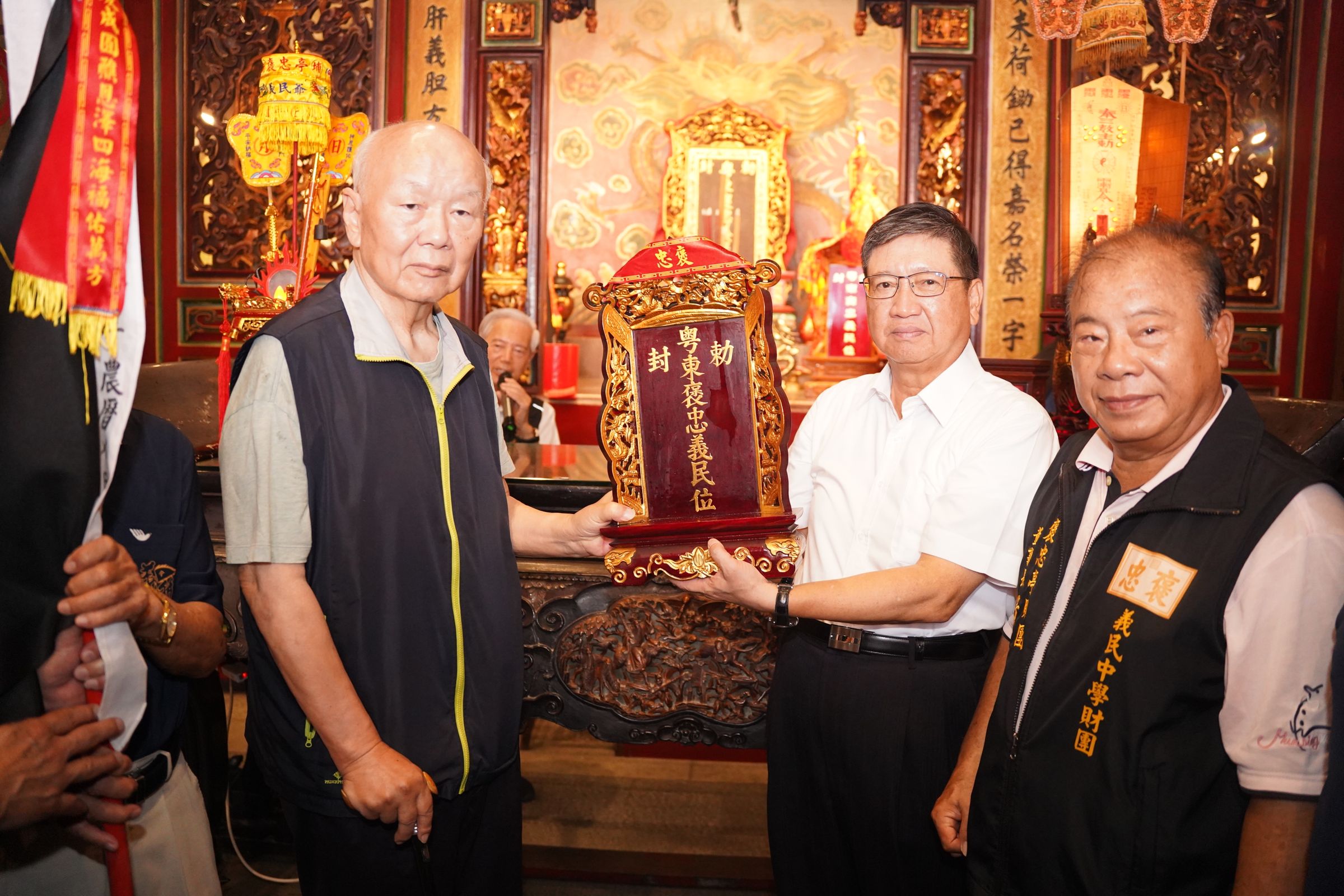 新竹縣長楊文科日前與義民廟董事長林光華一同恭迎義民爺回祭典區坐鎮。(新竹縣政府提供)