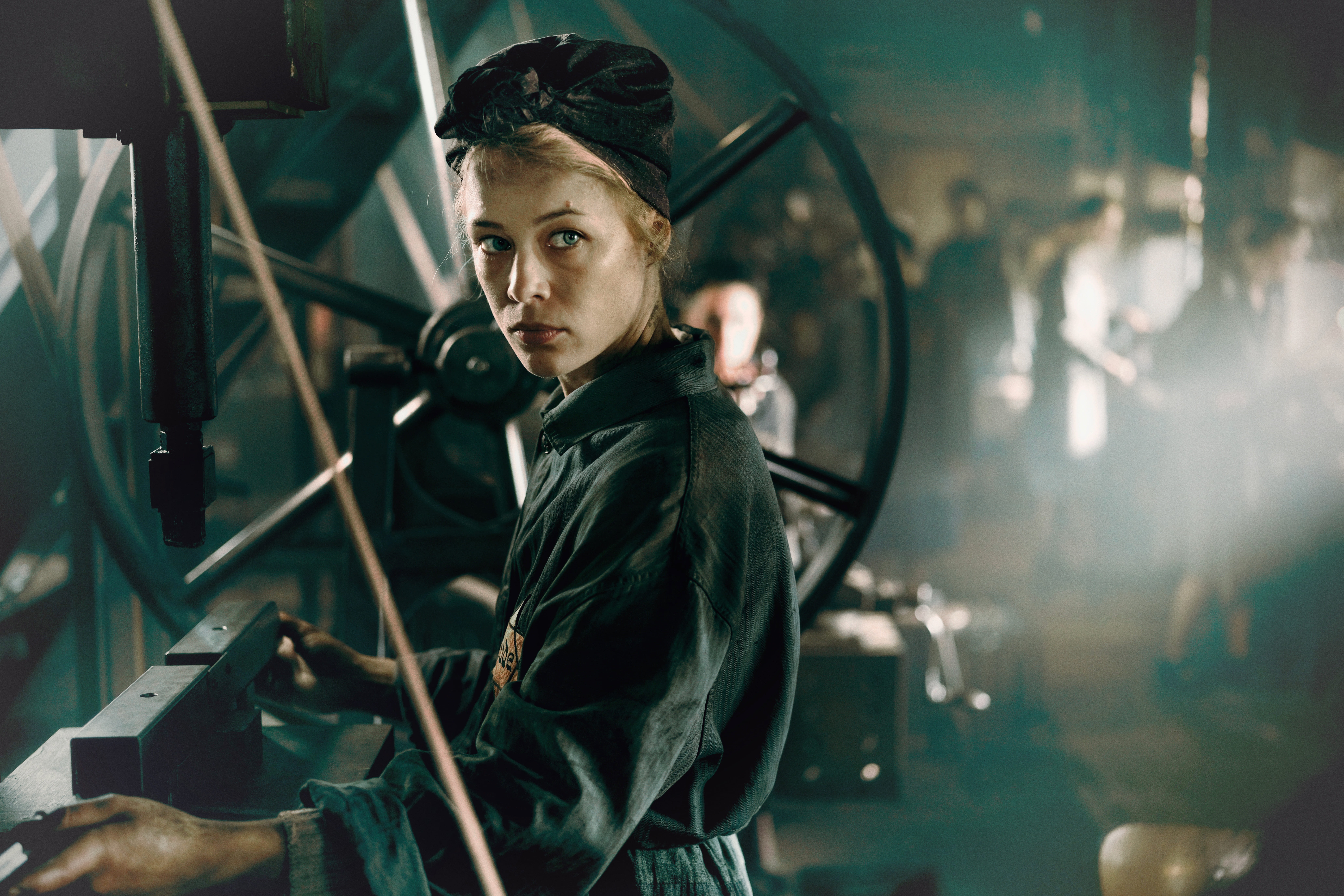 寶拉貝爾繼《水漾的女人》《野火蔓延時》之後，再推最新作品《金髮毒藥》。（鴻聯國際提供）