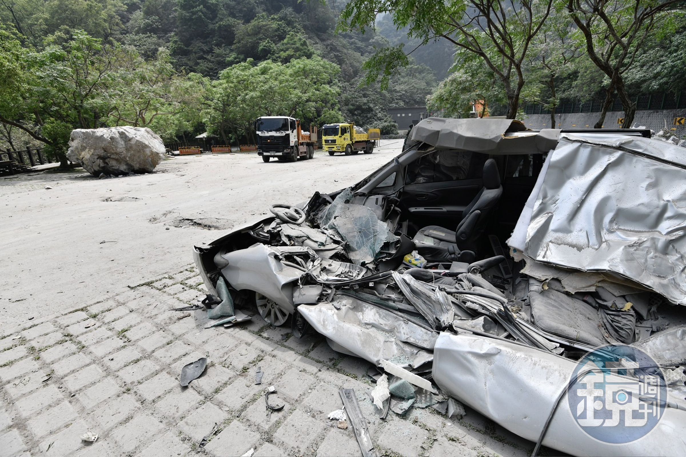 匯德隧道附近有車輛遭壓毀,場面驚心。
