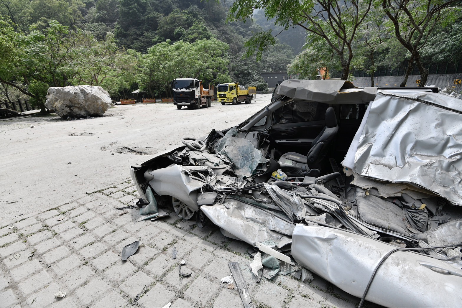 匯德隧道附近有車輛遭壓毀,場面驚心。