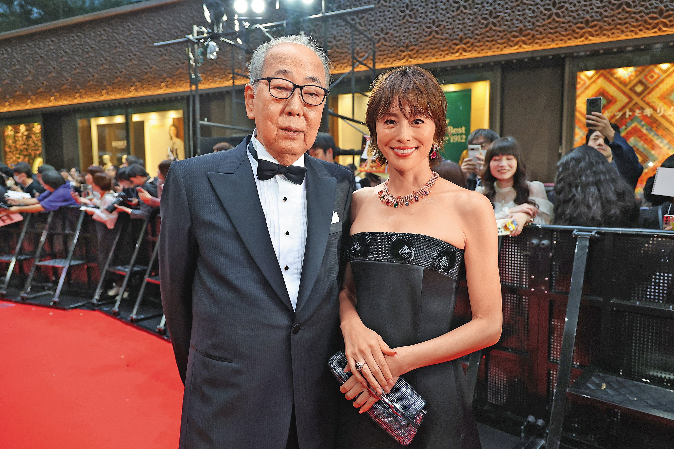 米倉涼子(右)主演《劇場版派遣女醫X FINAL》去年入選女性賦權單元,她與演員岸部一德(左)一起現身紅毯造勢。(東京國際影展提供)