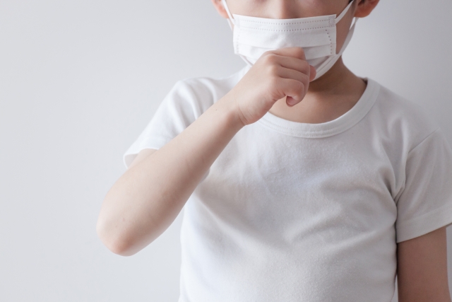 一名母親心疼兒子因戴不住口罩，臉上被老師黏膠帶。（示意圖，photo-ac）