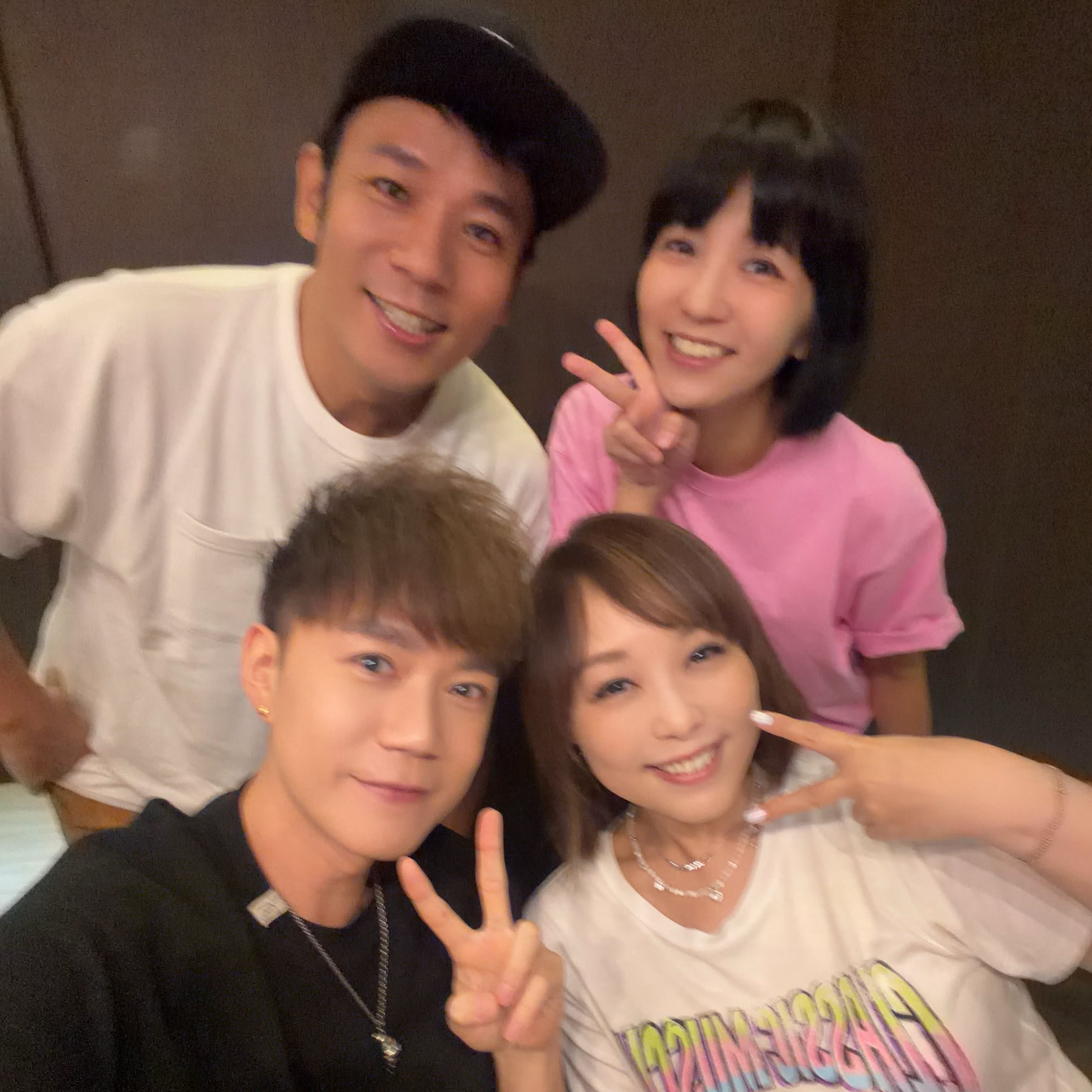 香蕉哥哥（左後）、西瓜哥哥（左前）、水蜜桃姐姐（右前）及草莓姐姐（右後）同框，比出YA手勢開心合照。（翻攝香蕉哥哥臉書）
